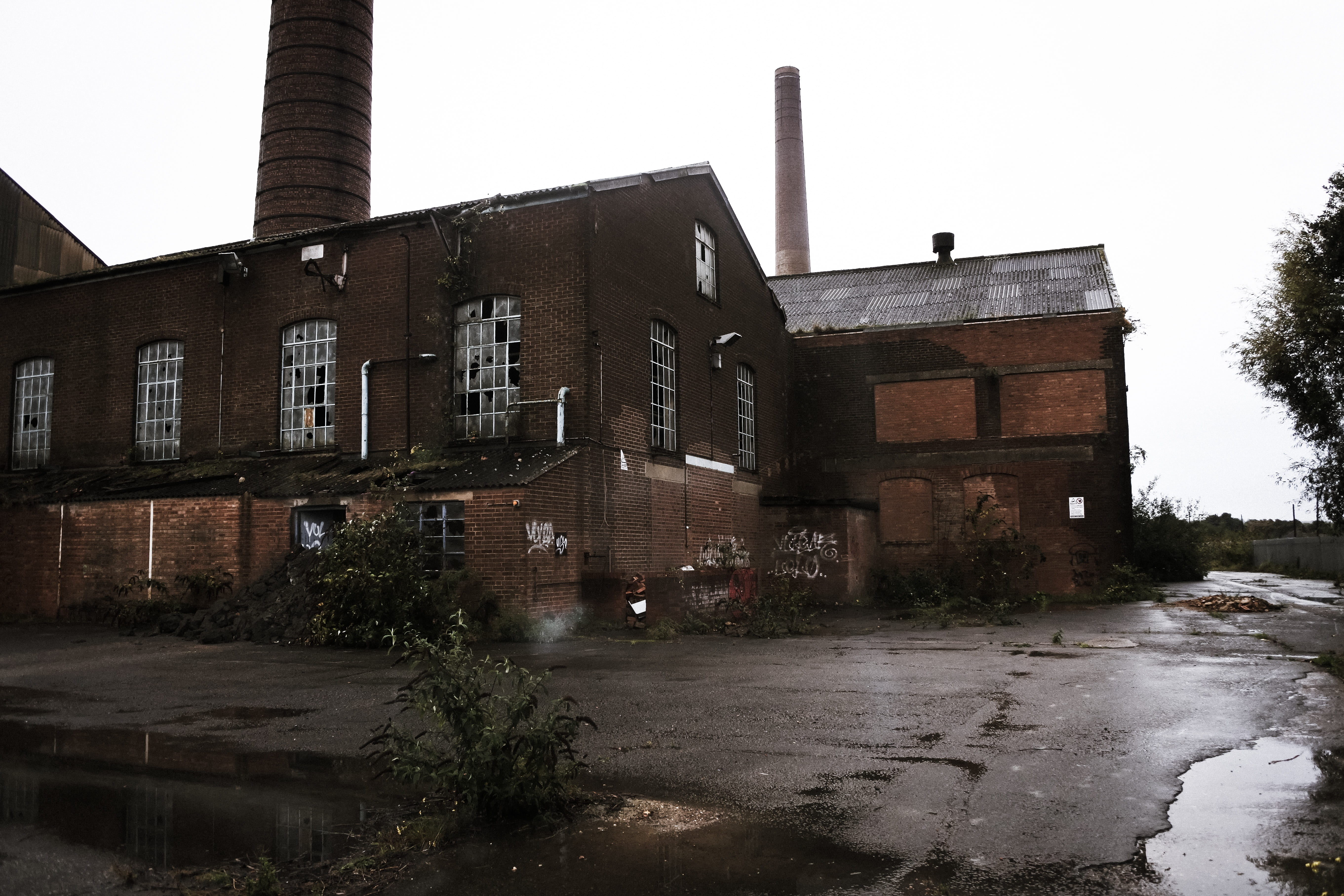 abandoned, no people, london, nature, residential district, building, street, brick, old, factory, overcast, stewartby, built structure, green, weathered, HD Wallpaper