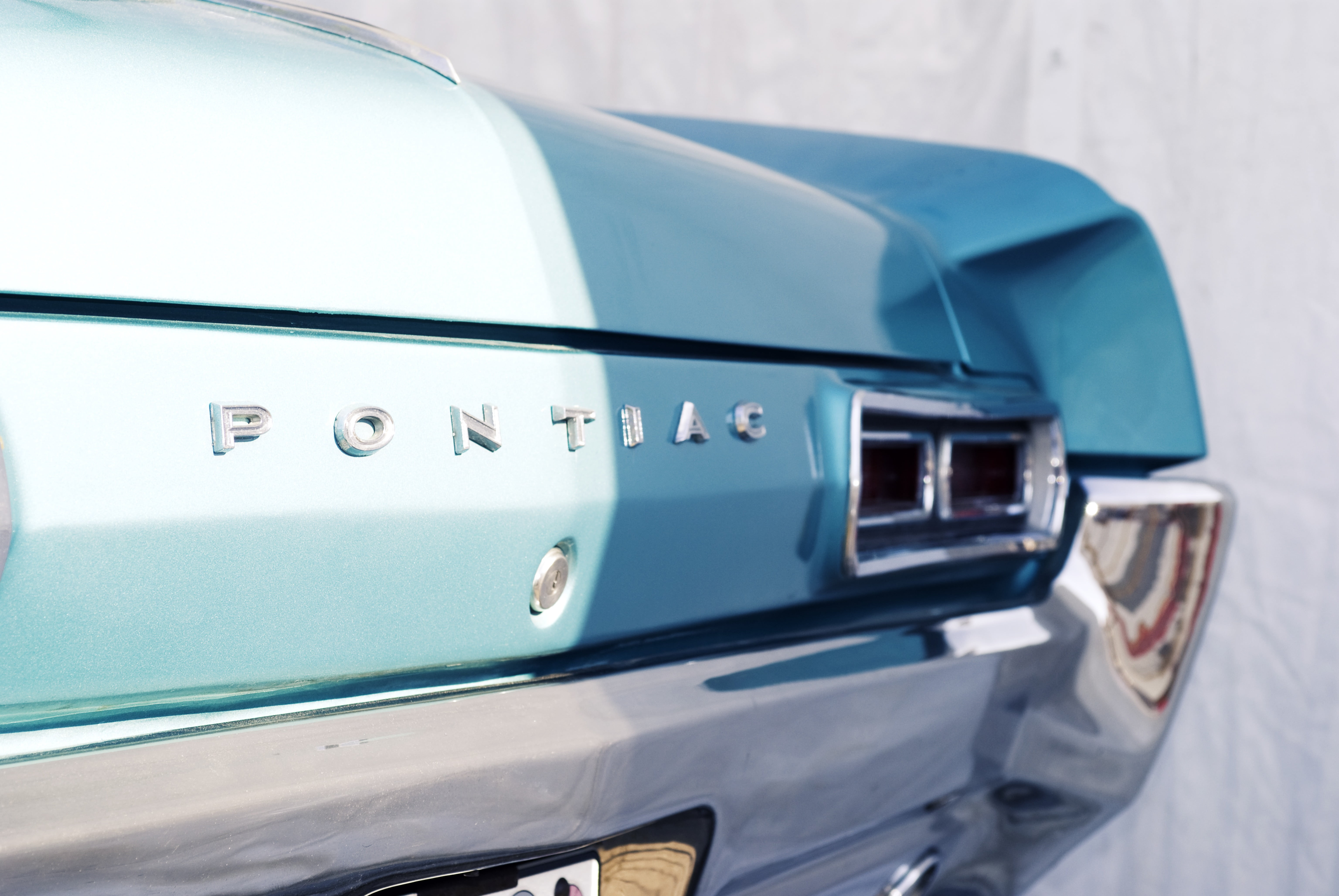 metal, trunk, close-up, focus on foreground, car, police force, land vehicle, taillight, motor vehicle, vintage, automobile, lighting equipment, blue, day, HD Wallpaper