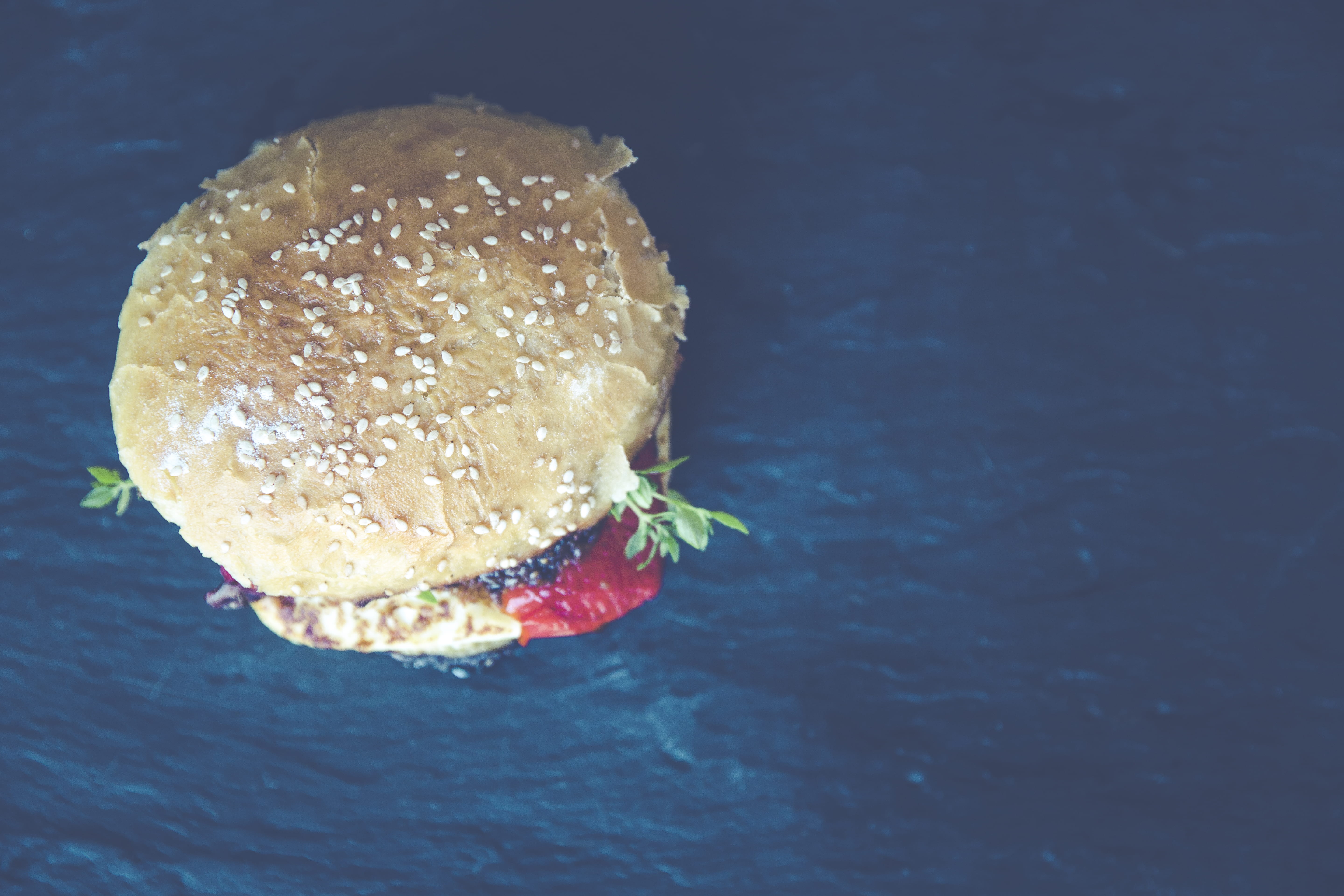 strawberry, focus on foreground, sesame seed bun, bun, 5K, hamburger, fruit, water, still life, indoors, lunch, unstock, food, day, vegetarian, nature, HD Wallpaper