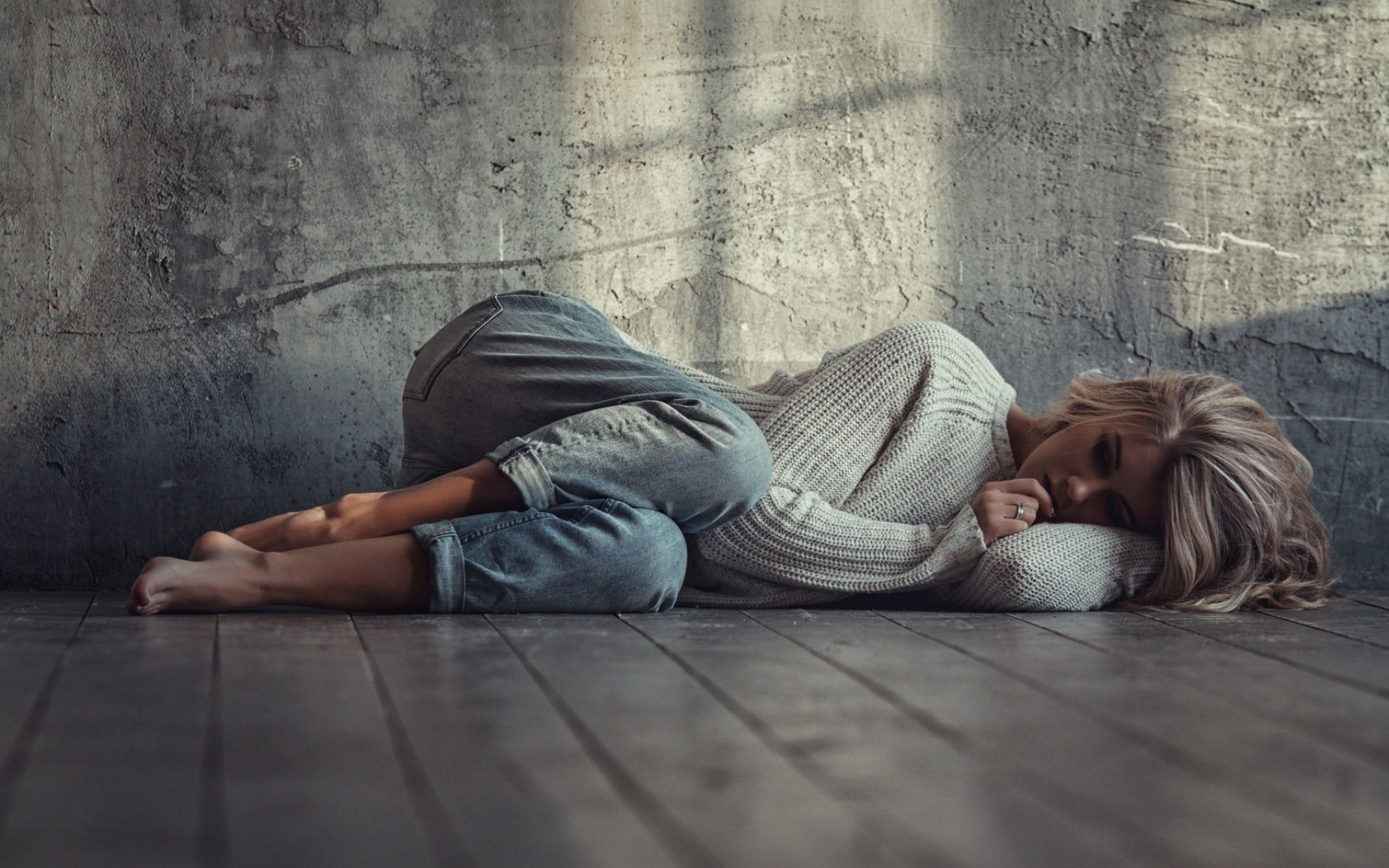 beautiful woman, relaxation, lying on side, flooring, on the floor, model, full length, resting, depression - sadness, sadness, hairstyle, young women, HD Wallpaper