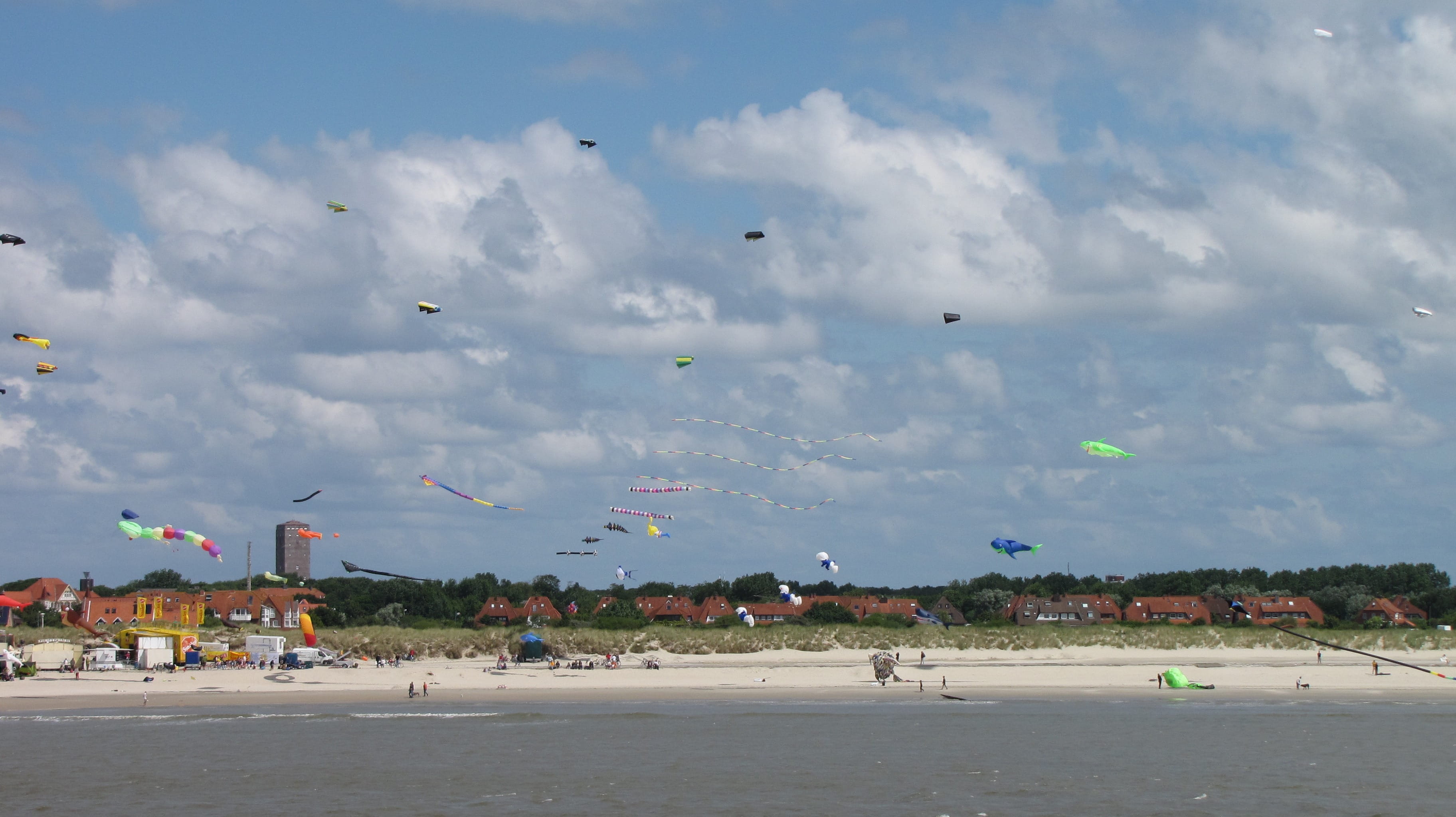 coastline, large group of people, land, architecture, cloud - sky, airplane, water, group, Children, sea, beach, Dragon Rising, day, incidental people, HD Wallpaper