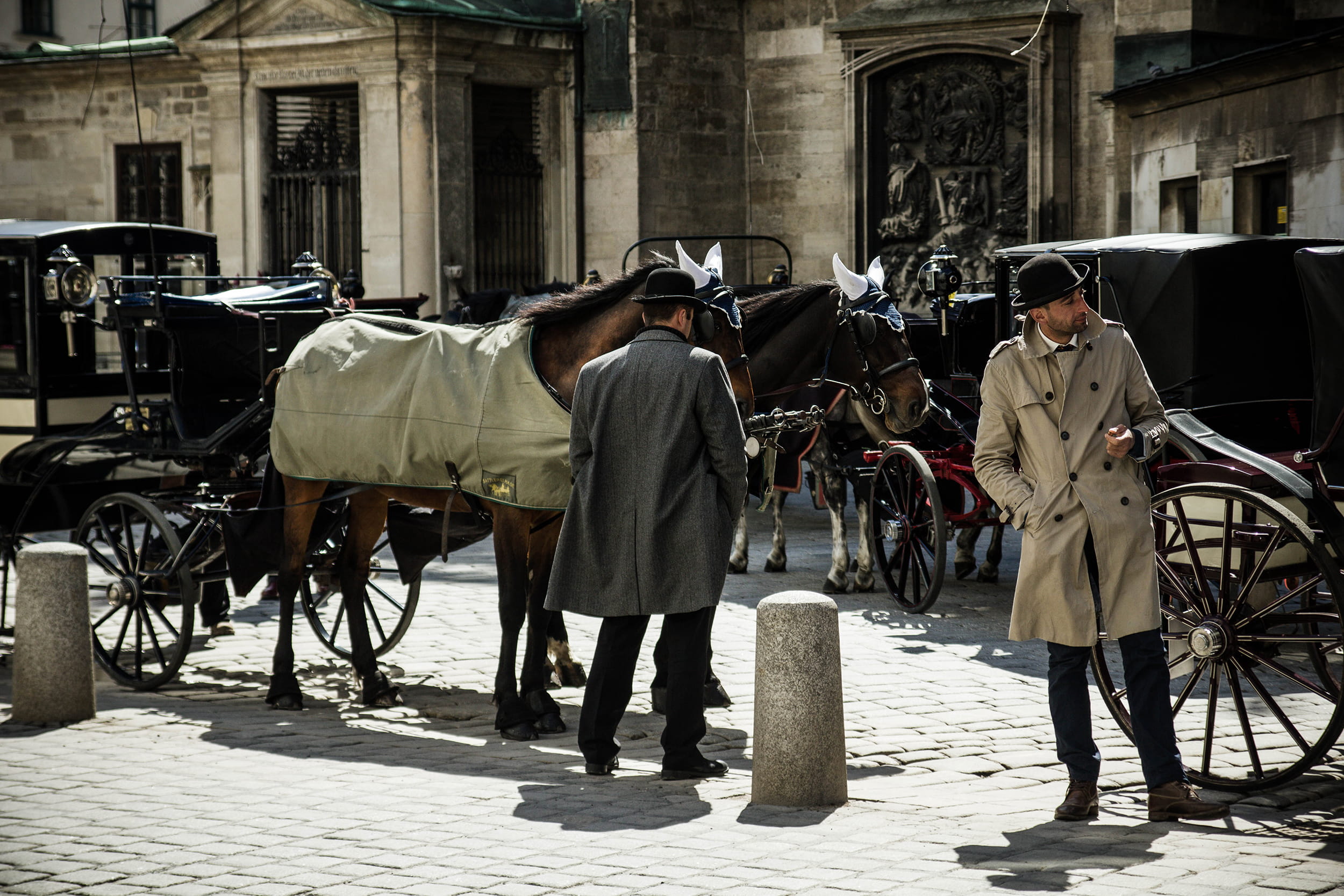 livestock, animal themes, vertebrate, outdoors, history, working animal, horse, waiting, horse cart, old, pets, 1080P, horsedrawn, street, cart, group of people, HD Wallpaper