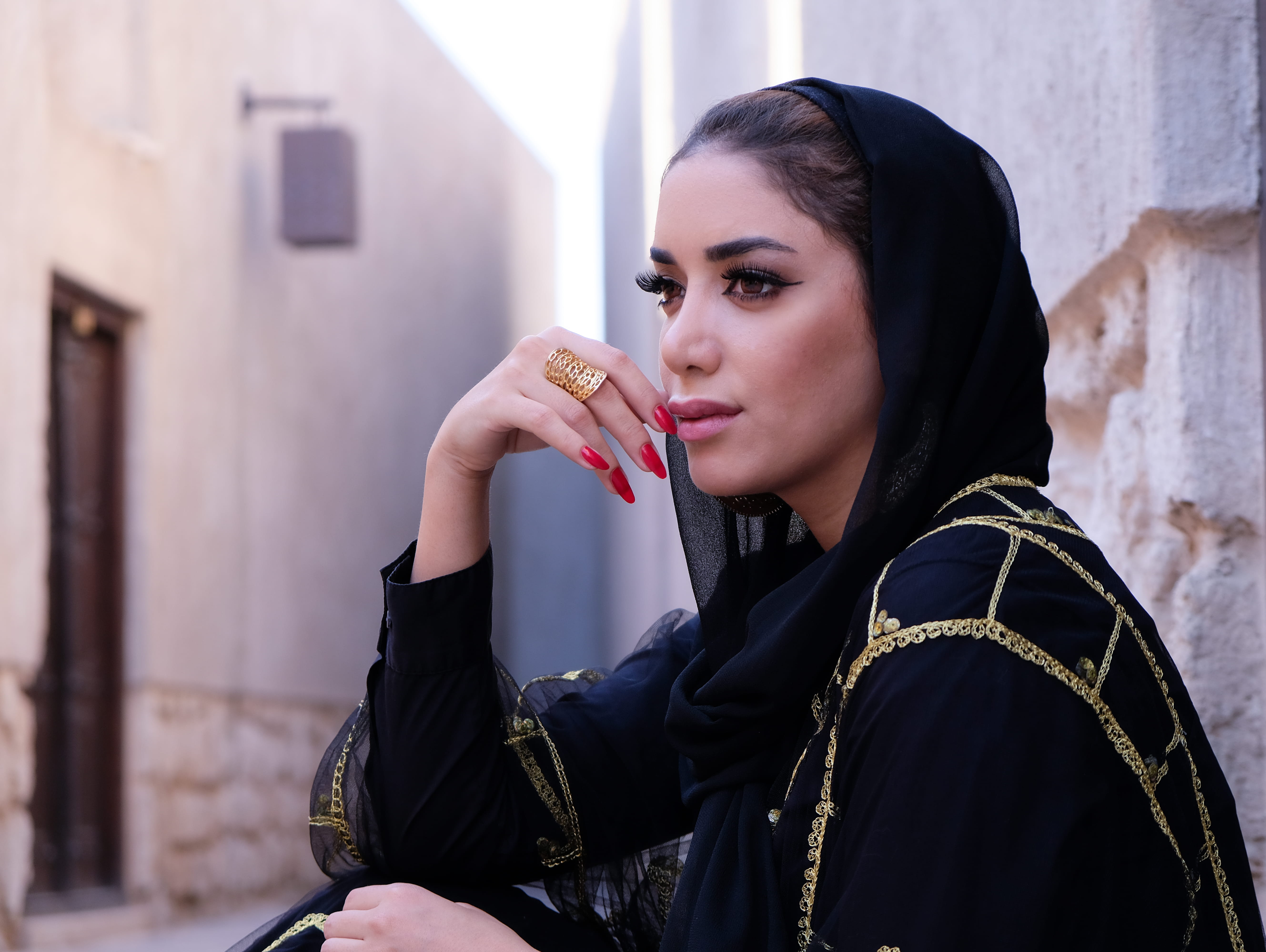 beautiful woman, holding, fingernails, daytime, focus on foreground, leisure activity, young women, architecture, one person, muslim, outdoors, black, style, HD Wallpaper