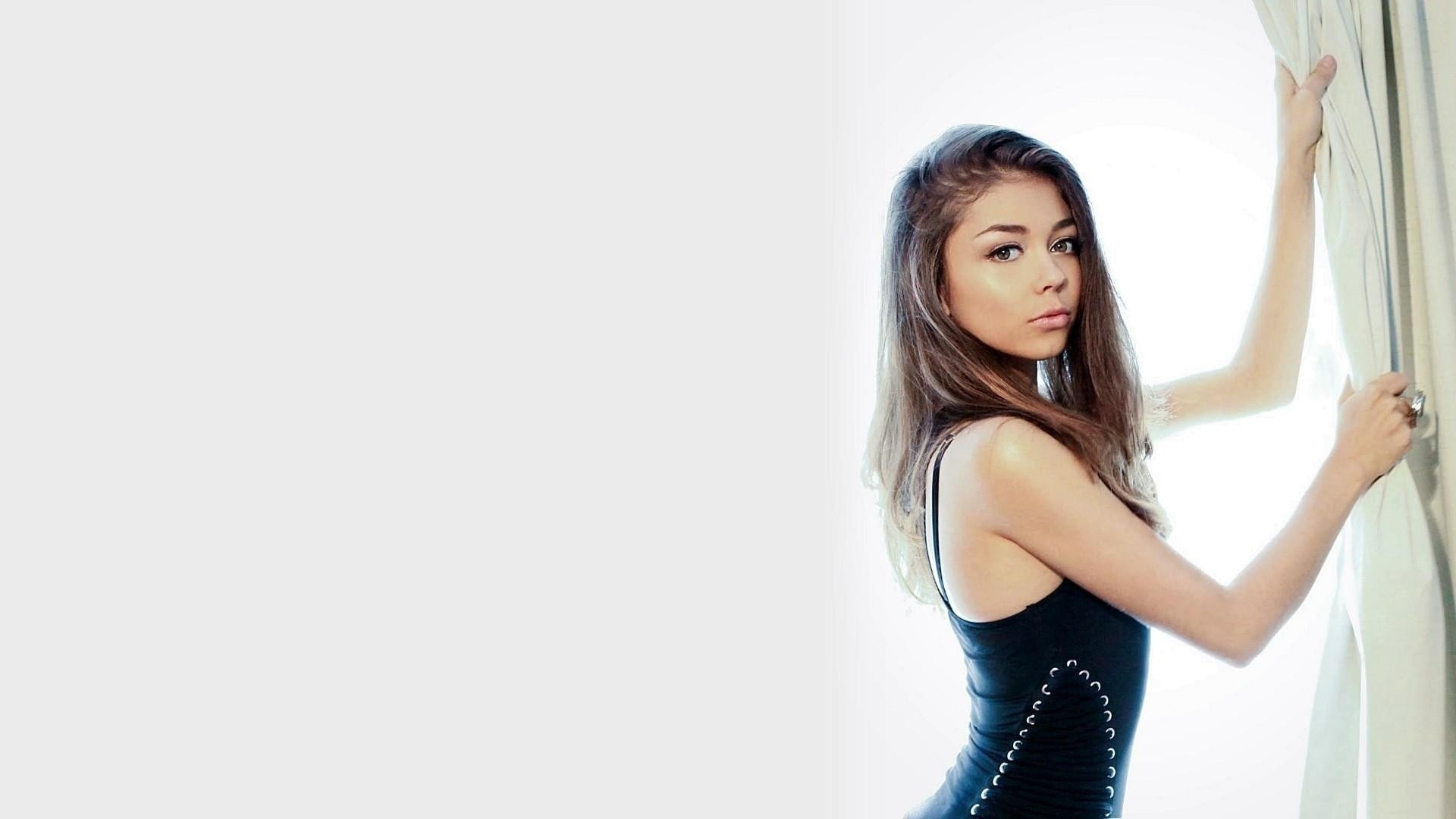portrait, young women, lifestyles, beauty, copy space, looking at camera, contemplation, hair, adult, one person, long hair, sarah hyland, 1080P, beautiful woman, HD Wallpaper