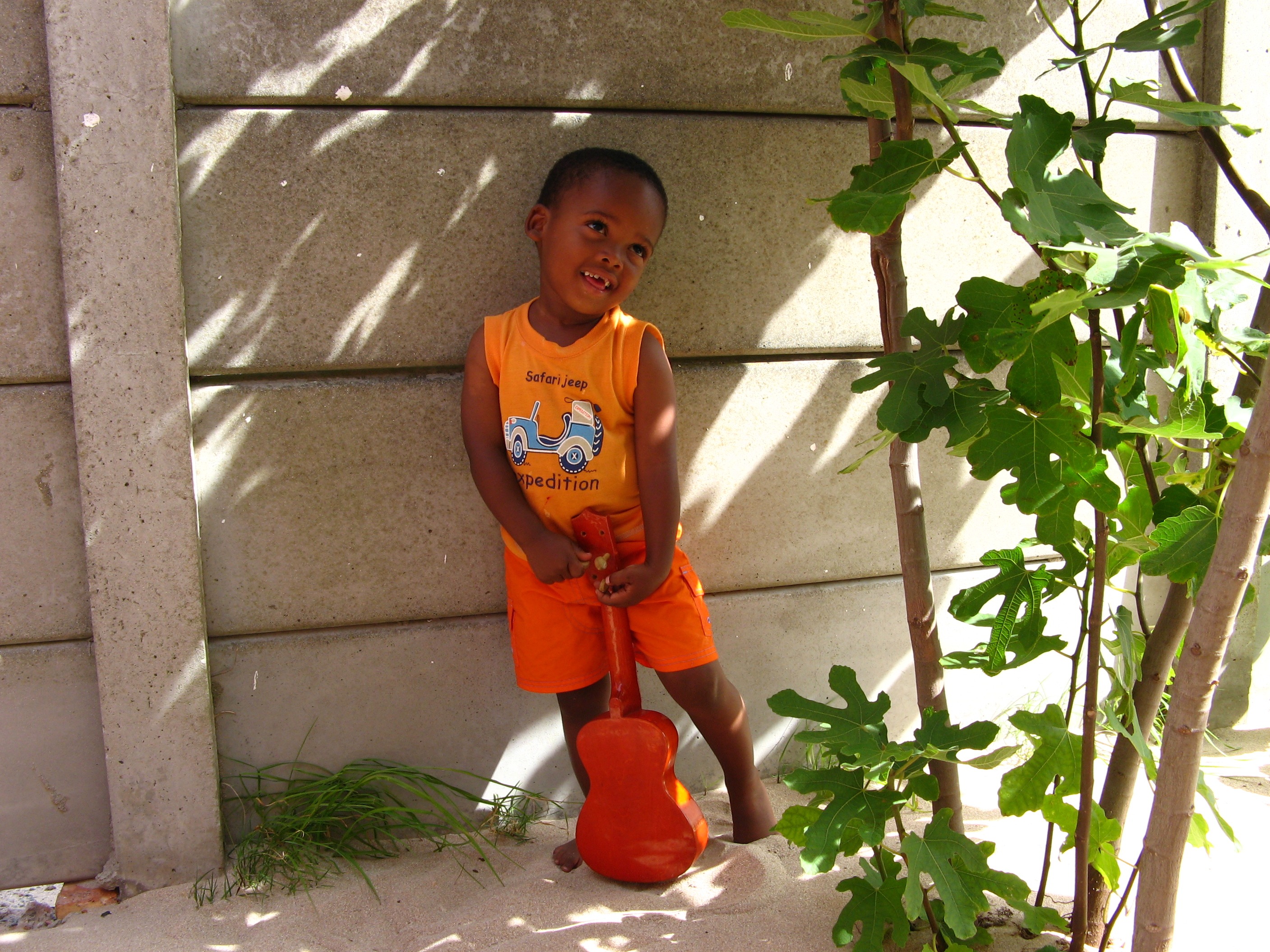 childhood, too much sweets, leaning, chapmans peak drive, innocence, shadow, child, africa, portrait, happy, light, orange color, bad teeth, childlike innocence, HD Wallpaper