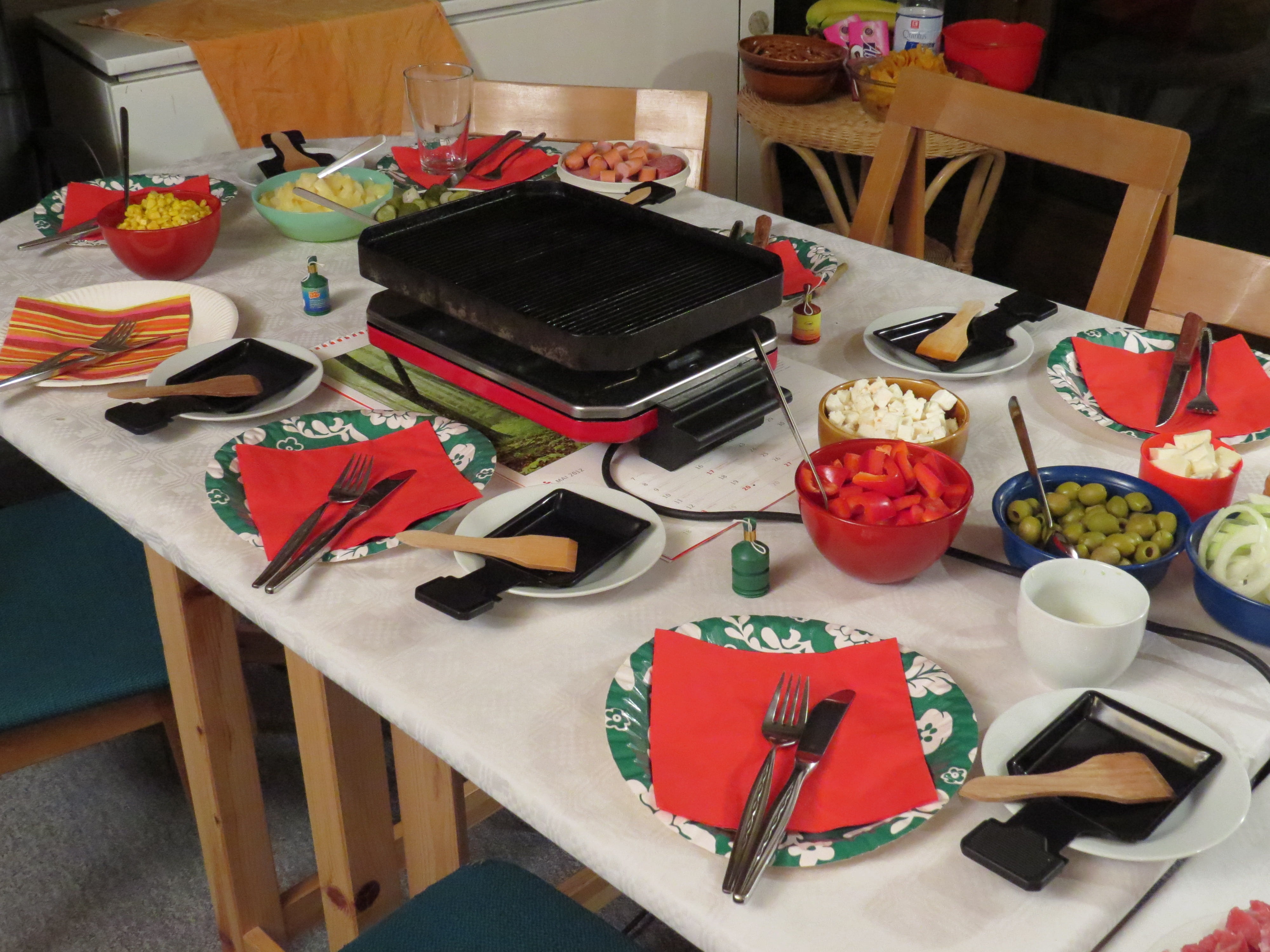 potpourris, food and drink, still life, dinner, grill, laptop, high angle view, technology, chair, furniture, no people, seat, board, paper plate, dining, HD Wallpaper