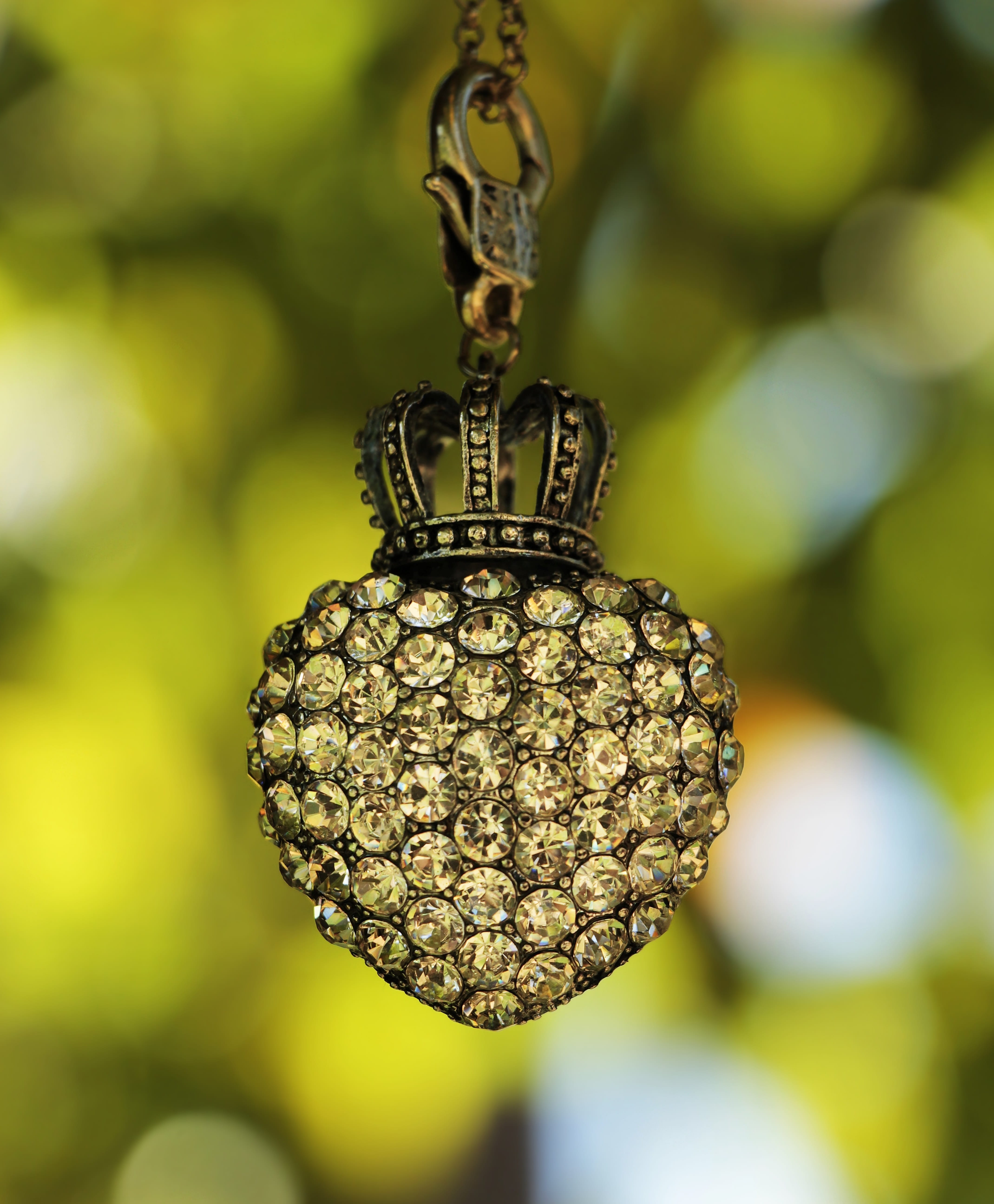 close-up, chain on the tree, jewelry, rhinestone heart with crown, rhinestones, heart with crown, color spread, day, pattern, sunlight, no people, hanging, Phone HD Wallpaper