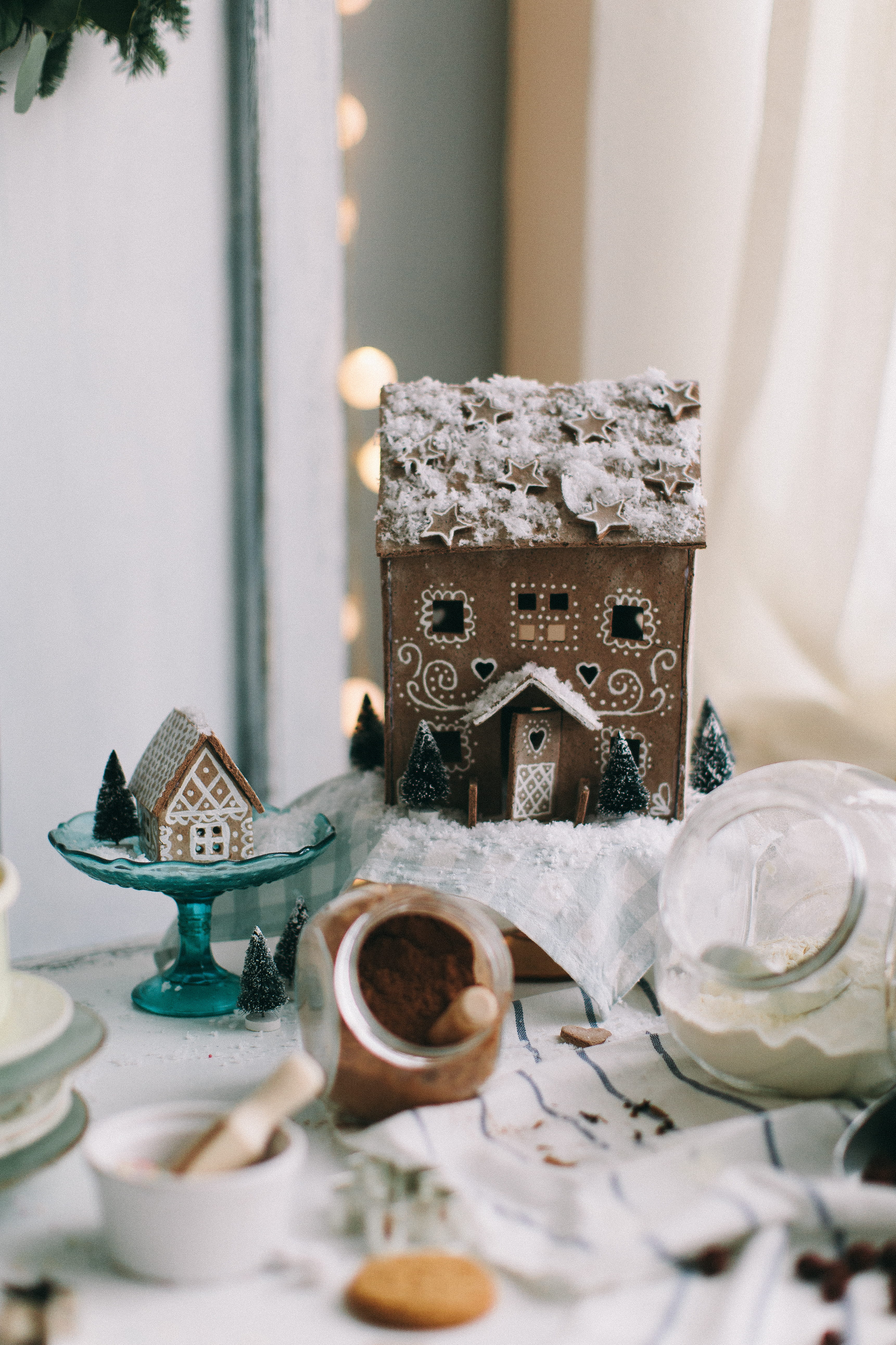 towel, selective focus, brown, décors, wooden, celebration, no people, glass items, cup, tablecloth, dessert, 5K, christmas, colors, sweet, sweet food, Phone HD Wallpaper