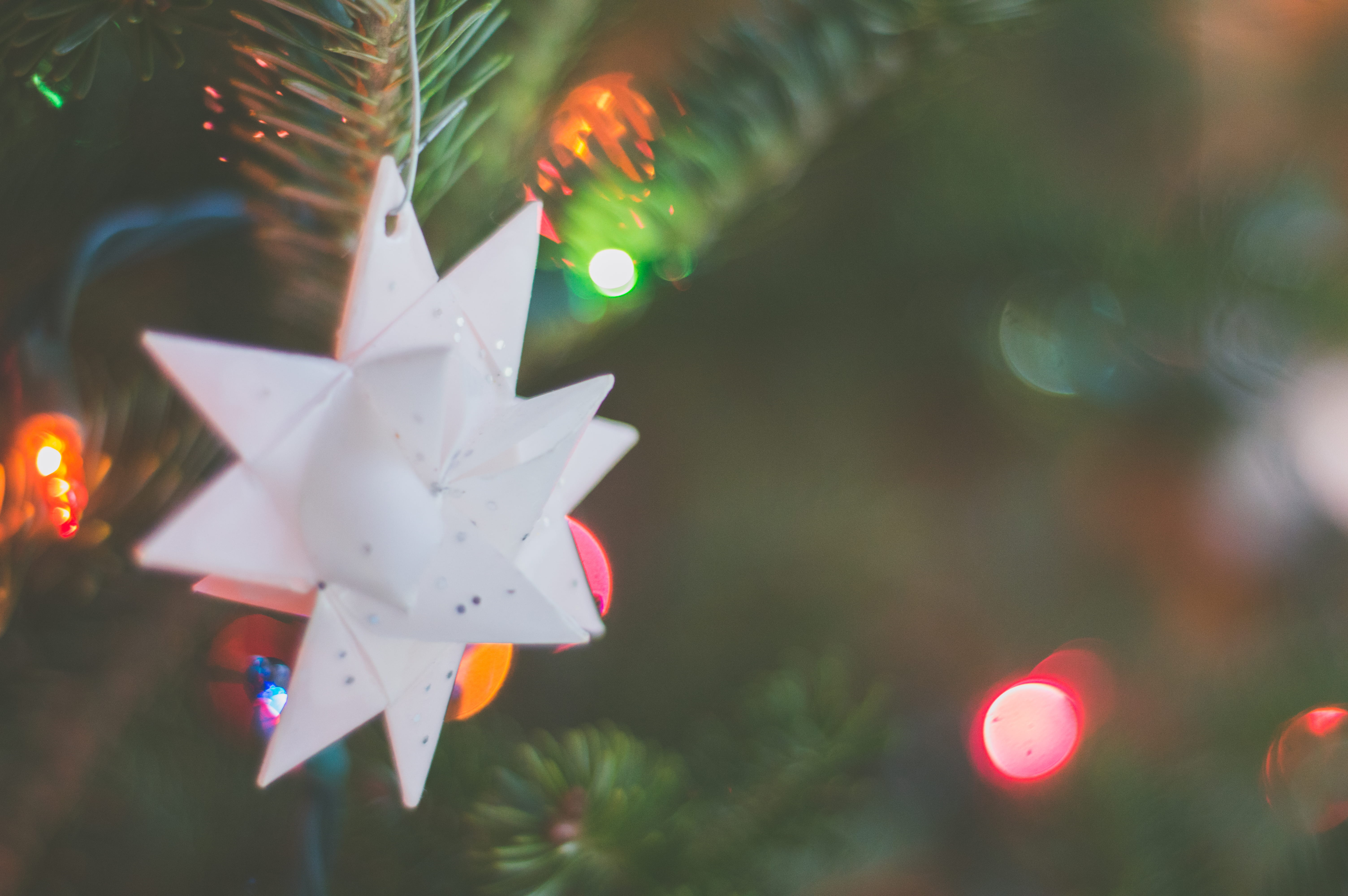 photography, no people, christmas decoration, décors, Christmas ornaments, holiday, christmas, nature, plant, 5K, hanging, glisten, decor, selective focus, HD Wallpaper