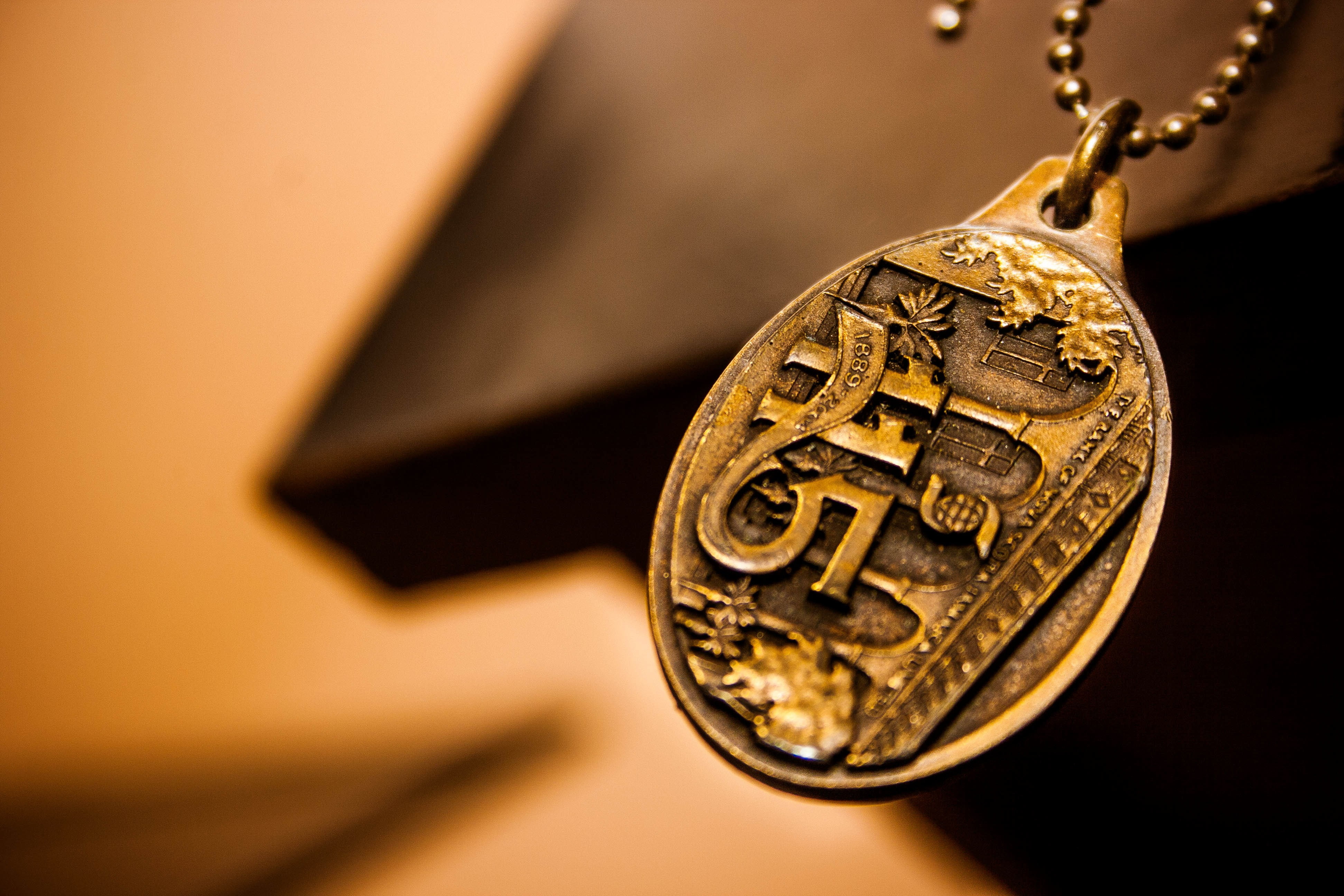 single object, metal, jewelry, the past, insignia, ancient civilization, government, dollar sign, 4K, animal themes, gold colored, wealth, close-up, history, HD Wallpaper