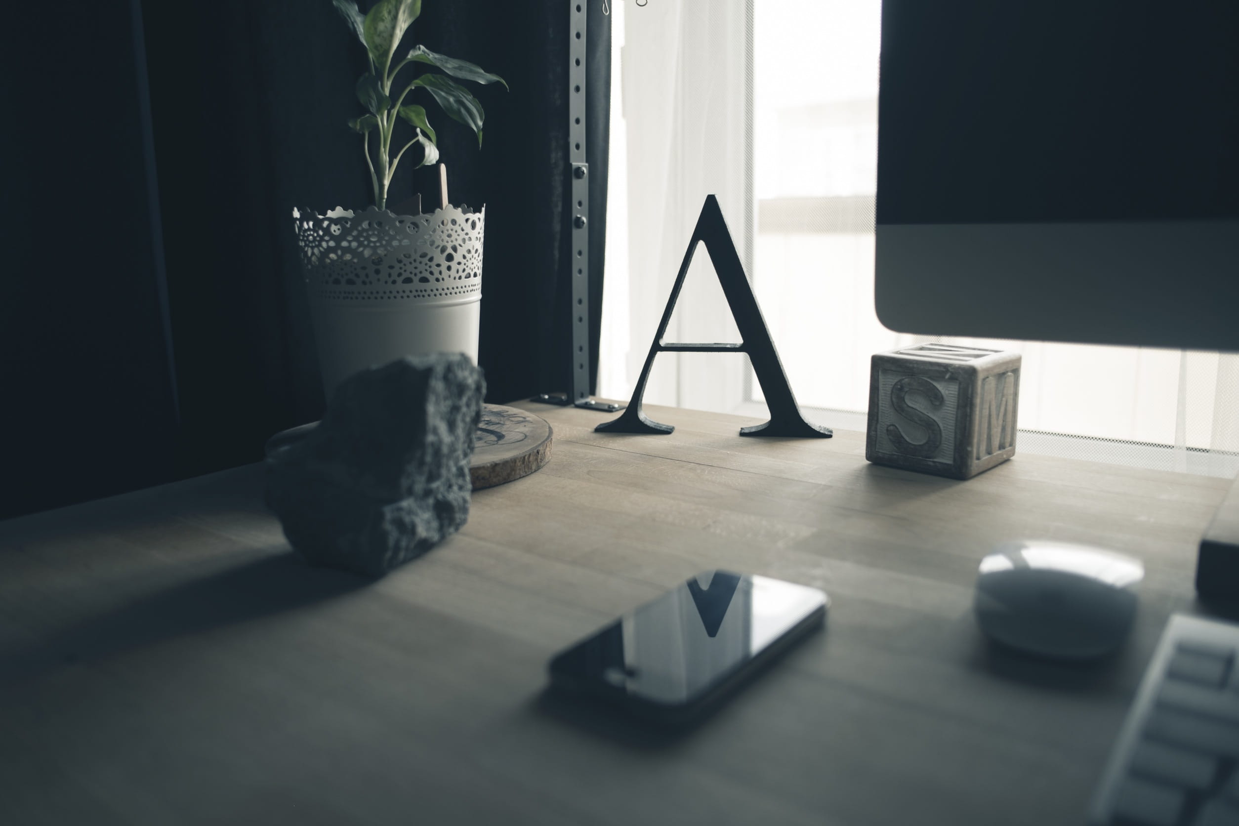 wood - material, business, mouse, seat, iphone, plant, day, indoors, absence, mac, 1080P, letters, still life, apple, sunlight, cell, table, desk, communication, HD Wallpaper
