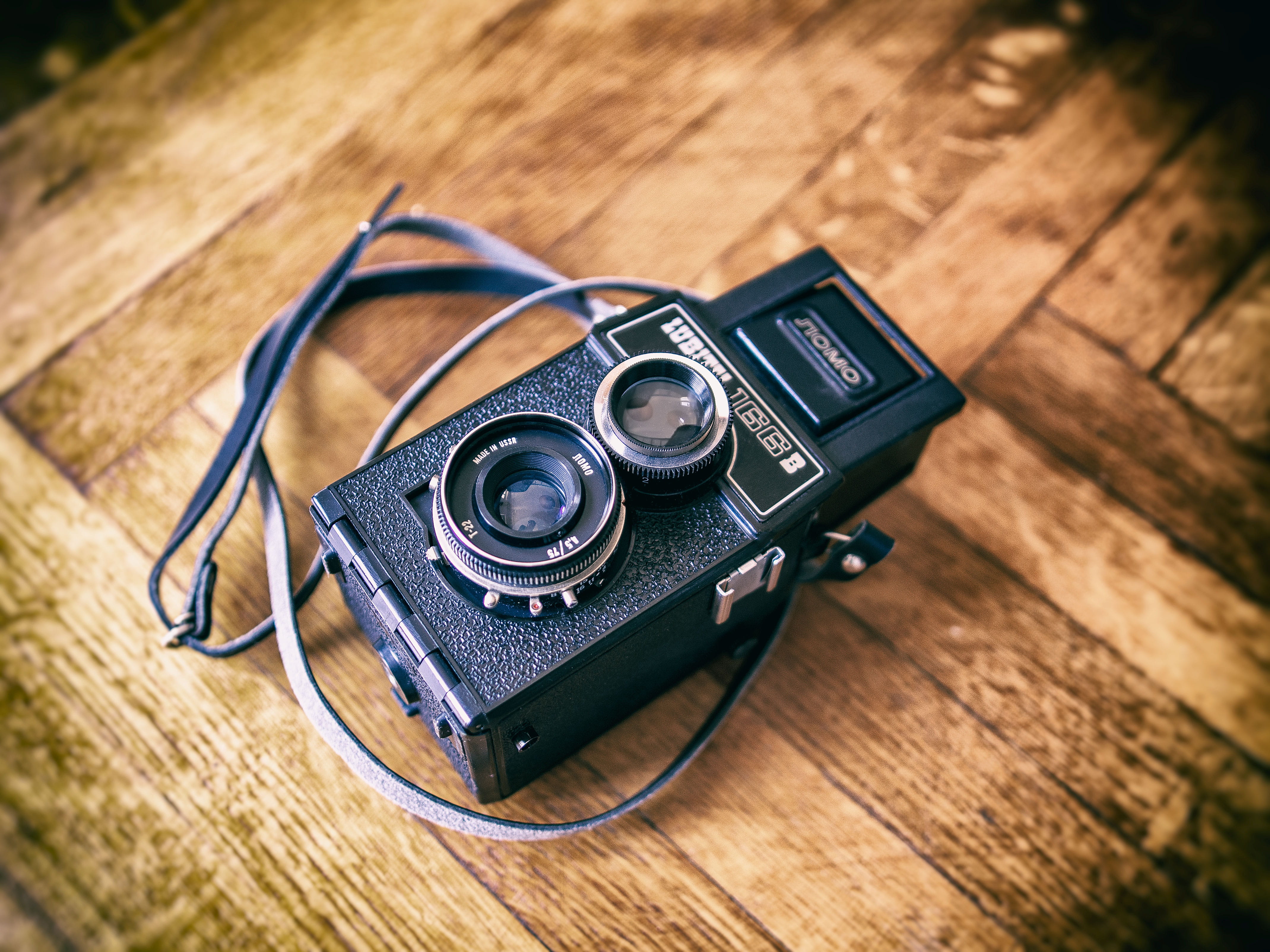 electronics, analog, wood, digital camera, table, no people, technology, high angle view, tape player, adapter, camera - photographic equipment, nostalgia, HD Wallpaper