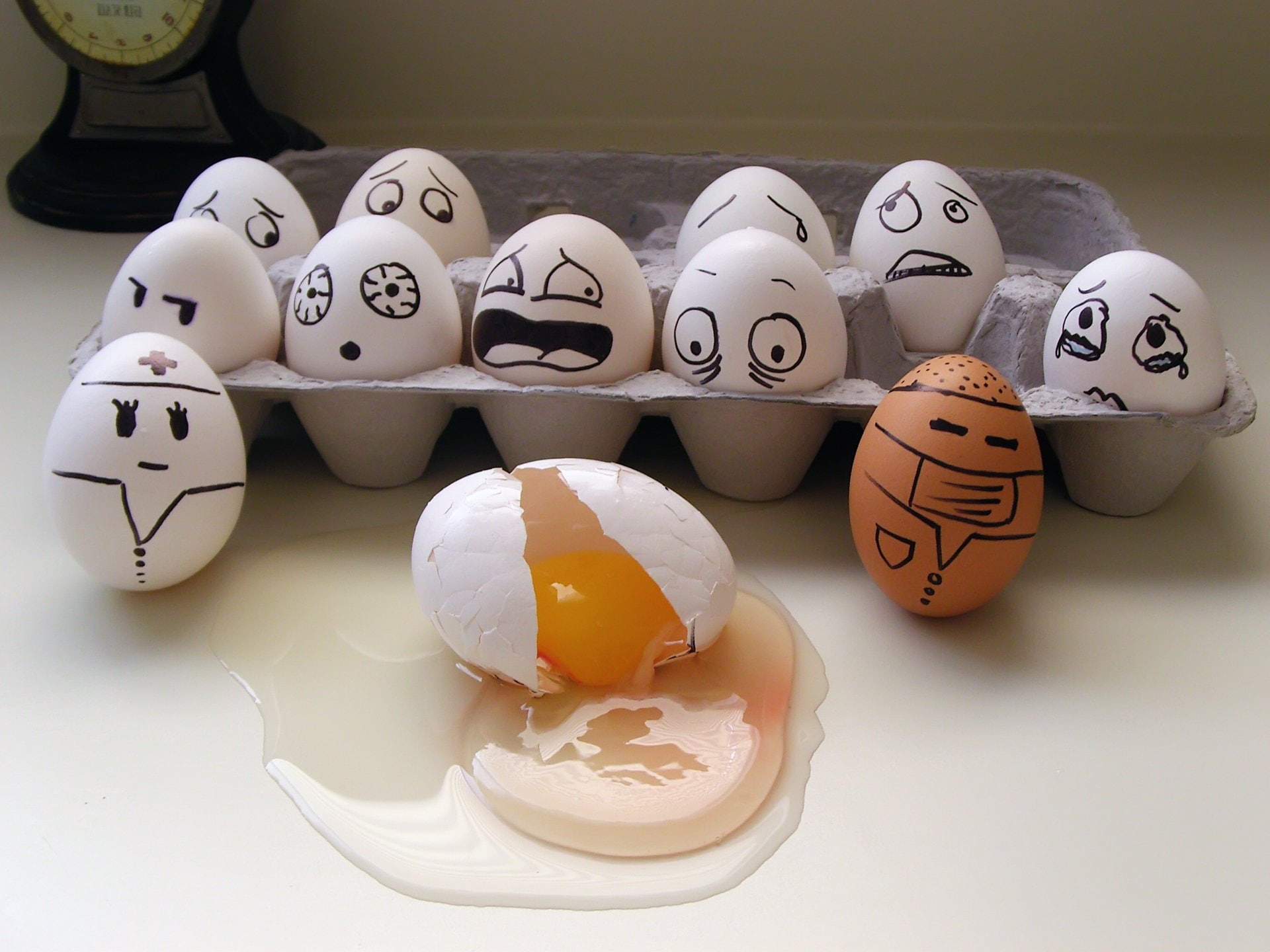 emotions, mood, yolk, funny, humor, sadic, egg, carton, 1080P, situation, fear, face, HD Wallpaper