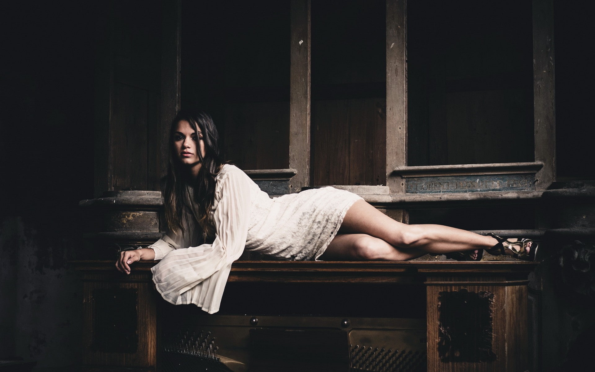 woman, old house, old, model, 1080P, 1920x1200, house, HD Wallpaper