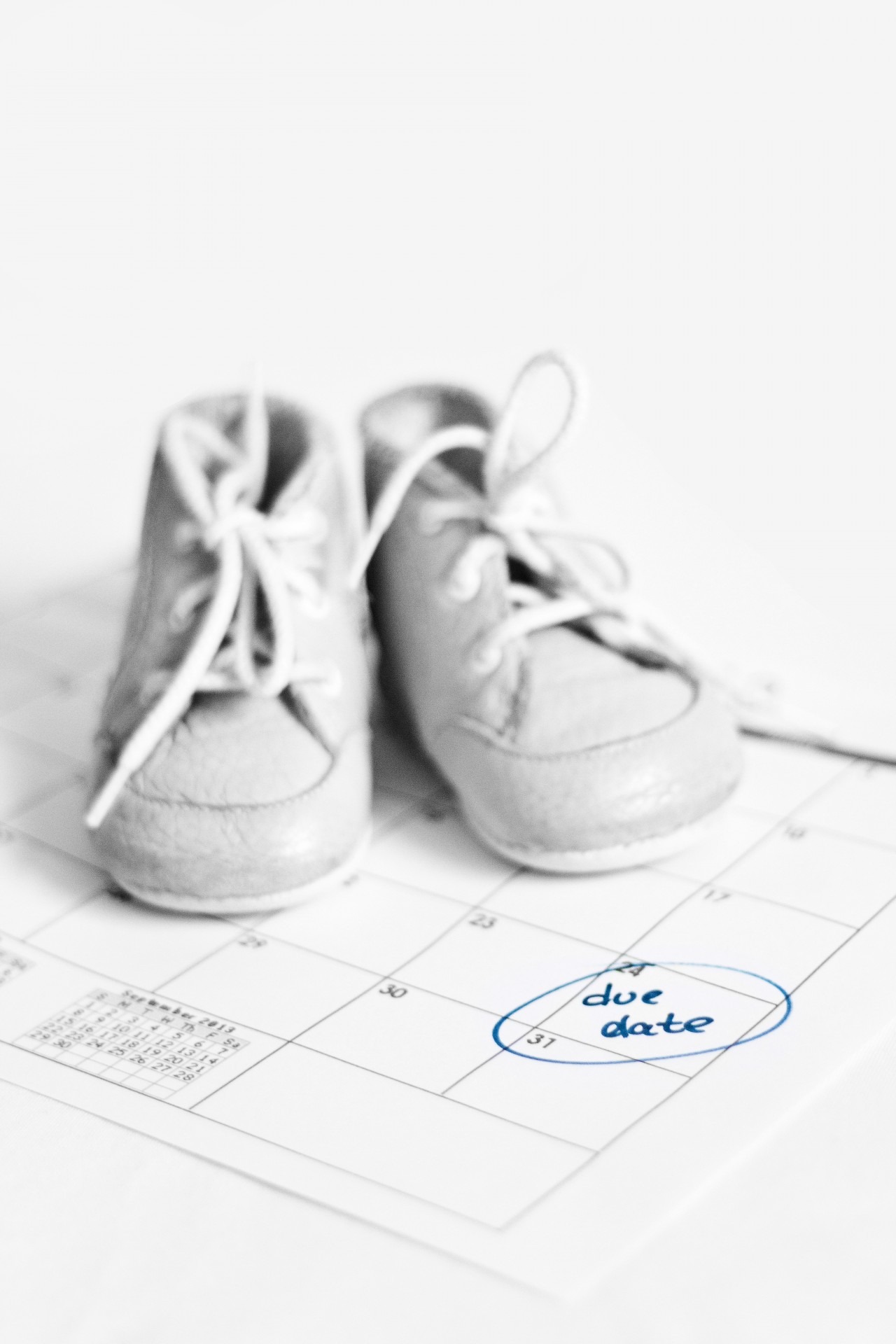 due, year, mum, cute, communication, family, pair, focus on foreground, parents, canvas shoe, pregnant, planner, indoors, waiting, western script, lace, Phone HD Wallpaper