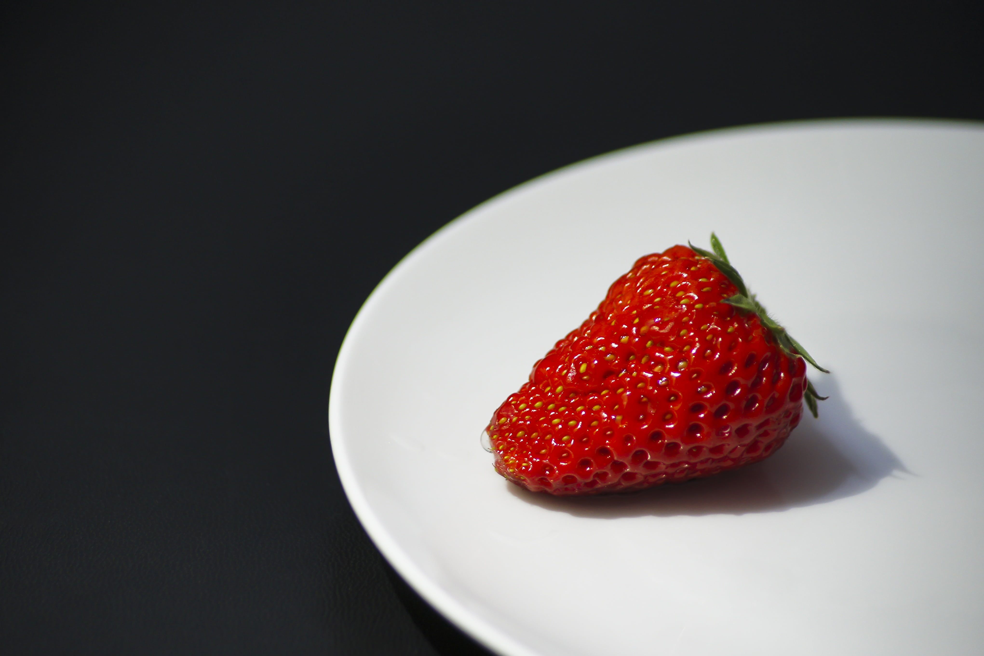 still life, white, food and drink, ripe, sweet food, studio shot, juicy, freshness, black background, close-up, food, wellbeing, disk, raspberry, wobble, HD Wallpaper
