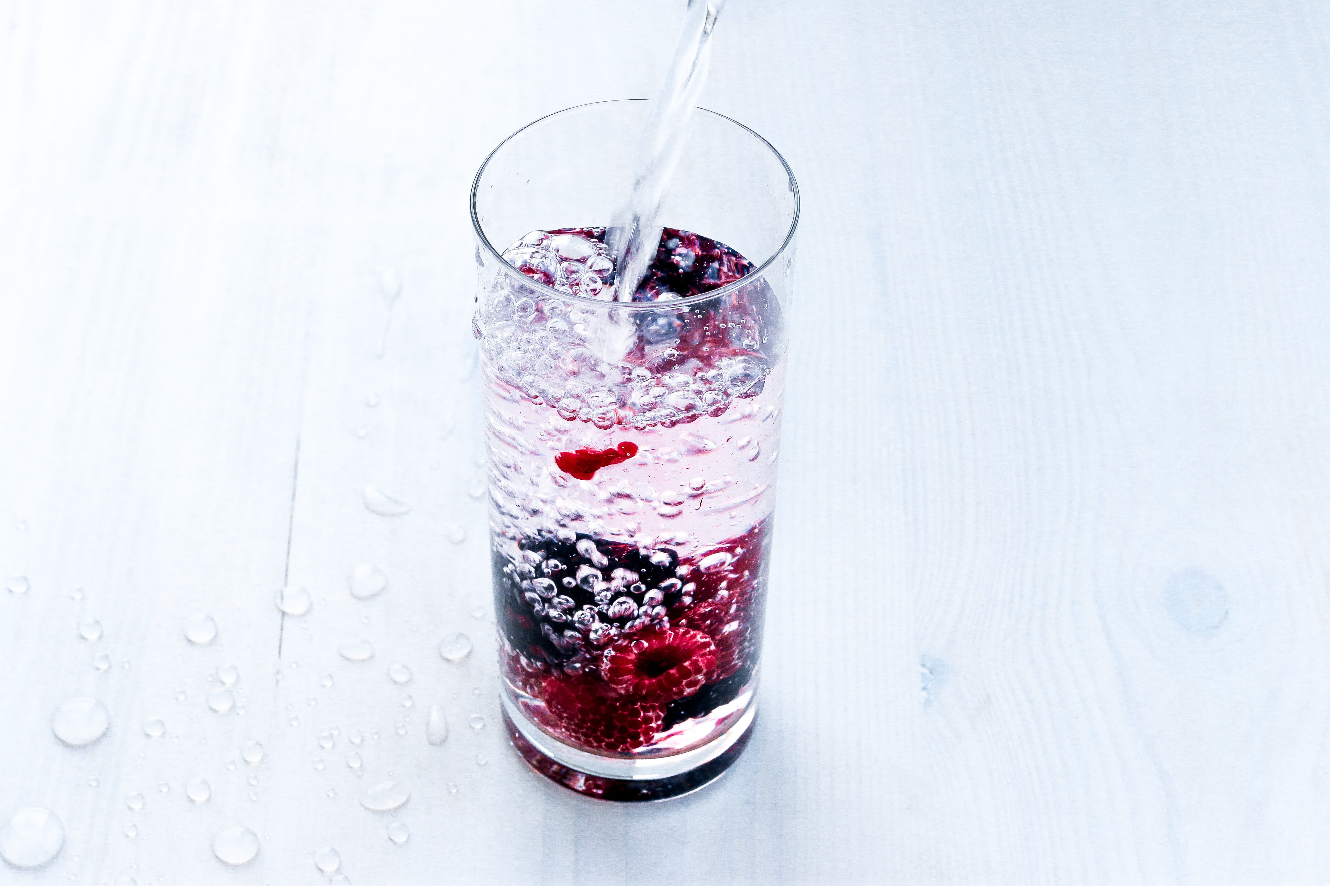 motion, raspberry, studio shot, cocktail, household equipment, freshness, alcohol, juice, close, water, sweet, transparent, refreshment, transparency, splashing, HD Wallpaper