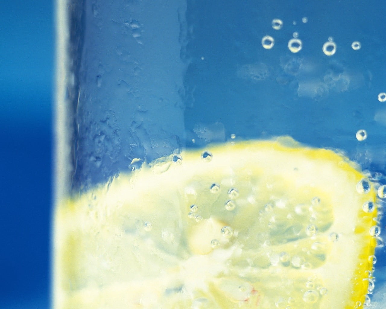 720P, healthy Eating, slice, drops, green Color, household equipment, blue background, drinking Glass, drop, transparent, nature, glass, wet, macro, glass - Material, HD Wallpaper