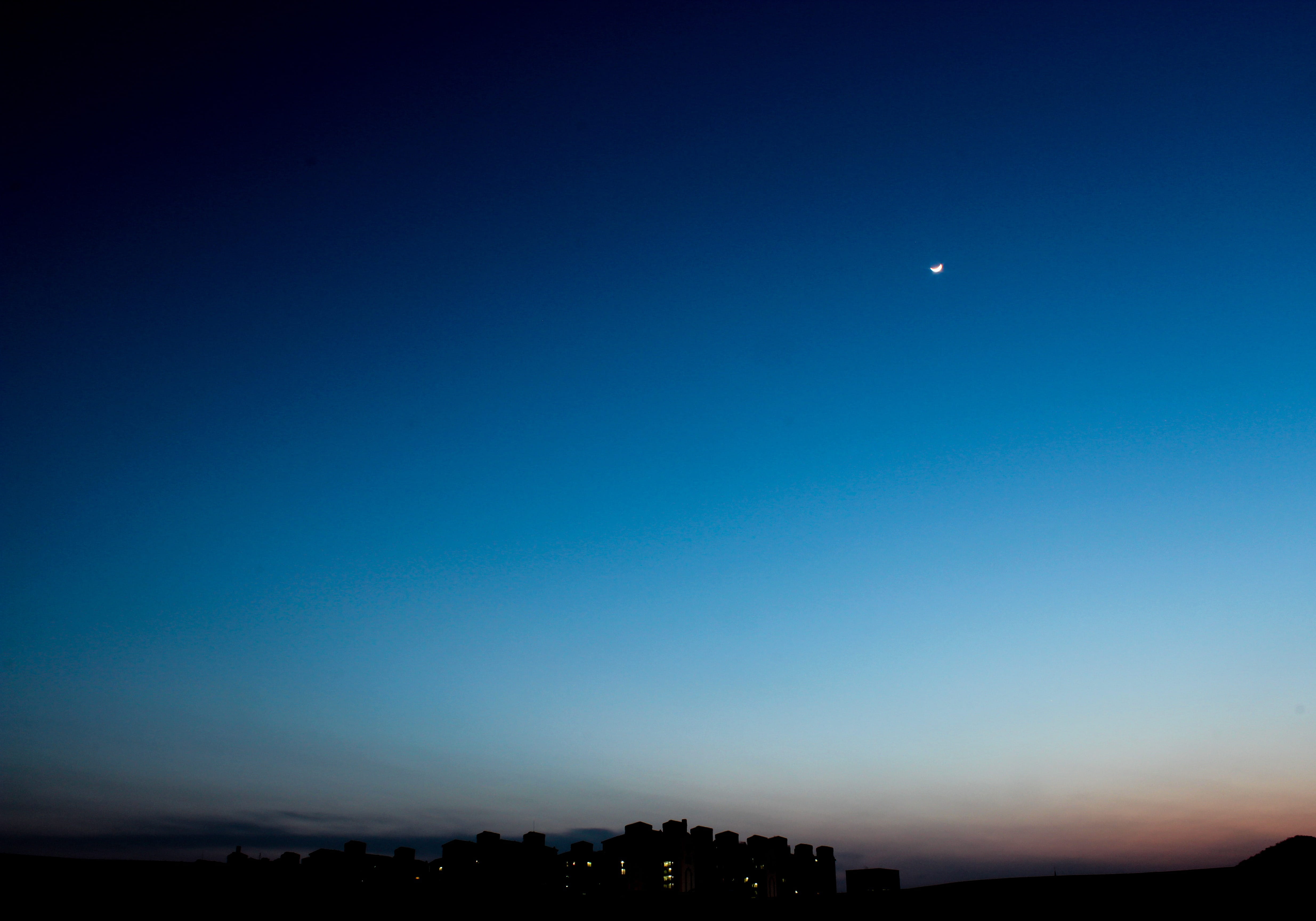 copy space, photo, dawn, city, moon, buildings, built structure, full moon, 4K, dusk, astronomy, tranquility, outdoors, rise, photography, blue, sunrise, HD Wallpaper