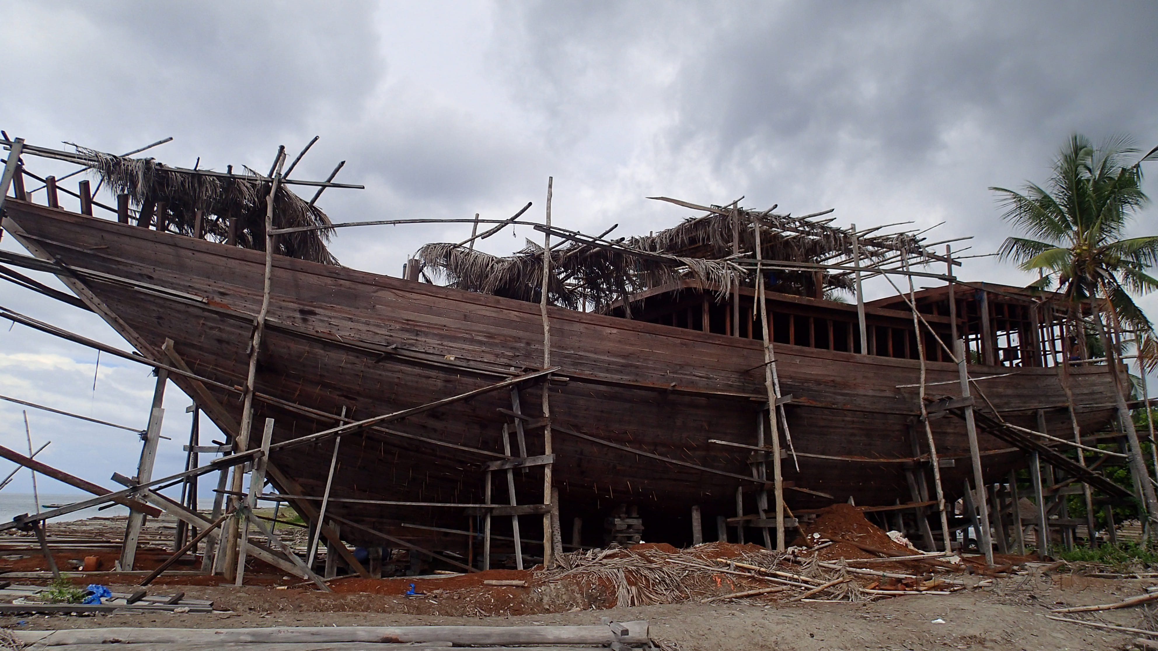 no people, boat, day, built structure, 4K, demolished, building, construction, architecture, indonesia, building exterior, cloud - sky, phinisi, outdoors, HD Wallpaper