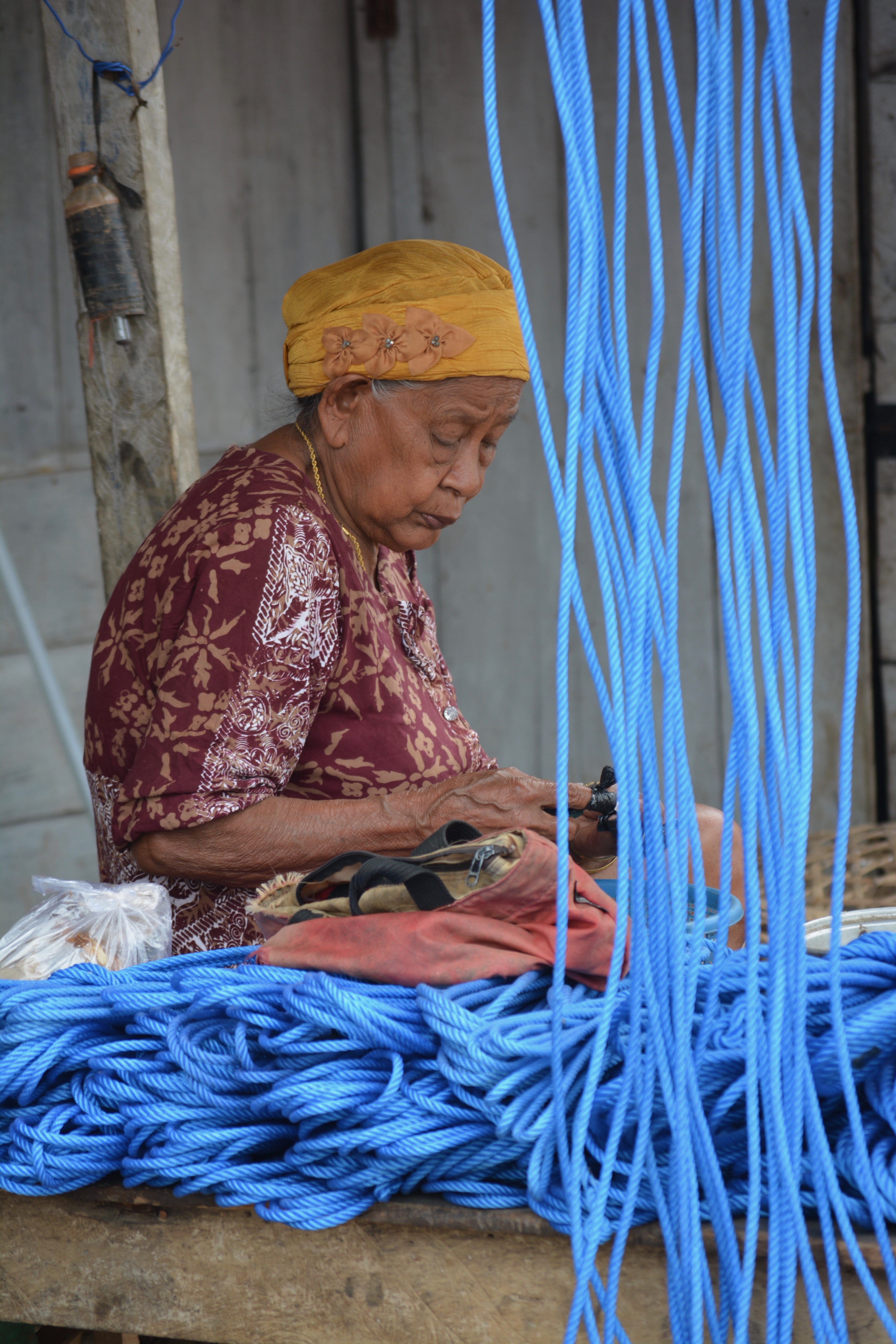 three quarter length, leisure activity, woven, focus, people, central sulawesi, full length, woman, women, human, photography, indoors, one person, adult, Phone HD Wallpaper