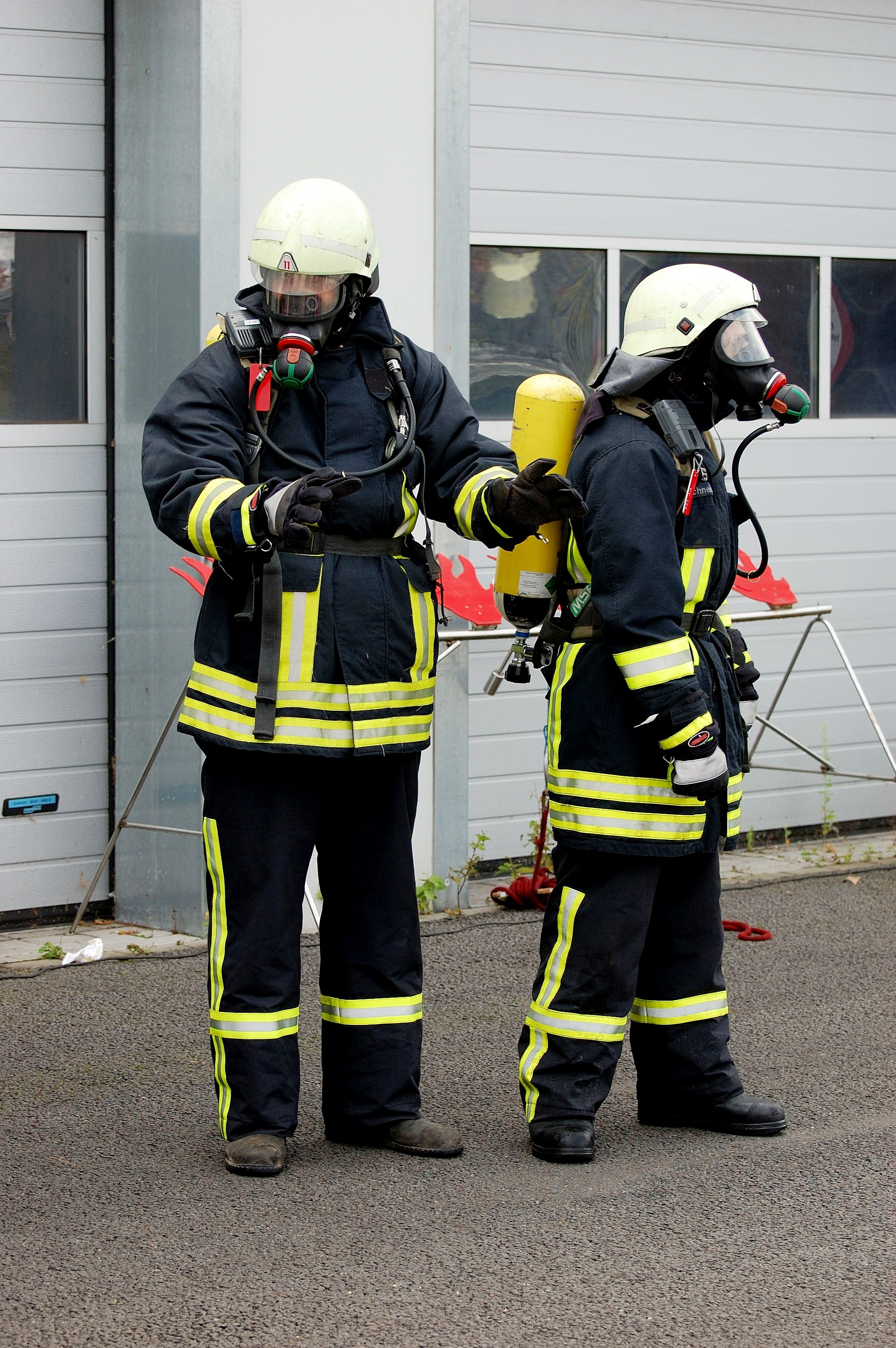 teamwork, occupation, safety, government, breathing apparatus, headwear, feuerloeschuebung, accidents and disasters, respiratory protection, emergency services occupation, Phone HD Wallpaper