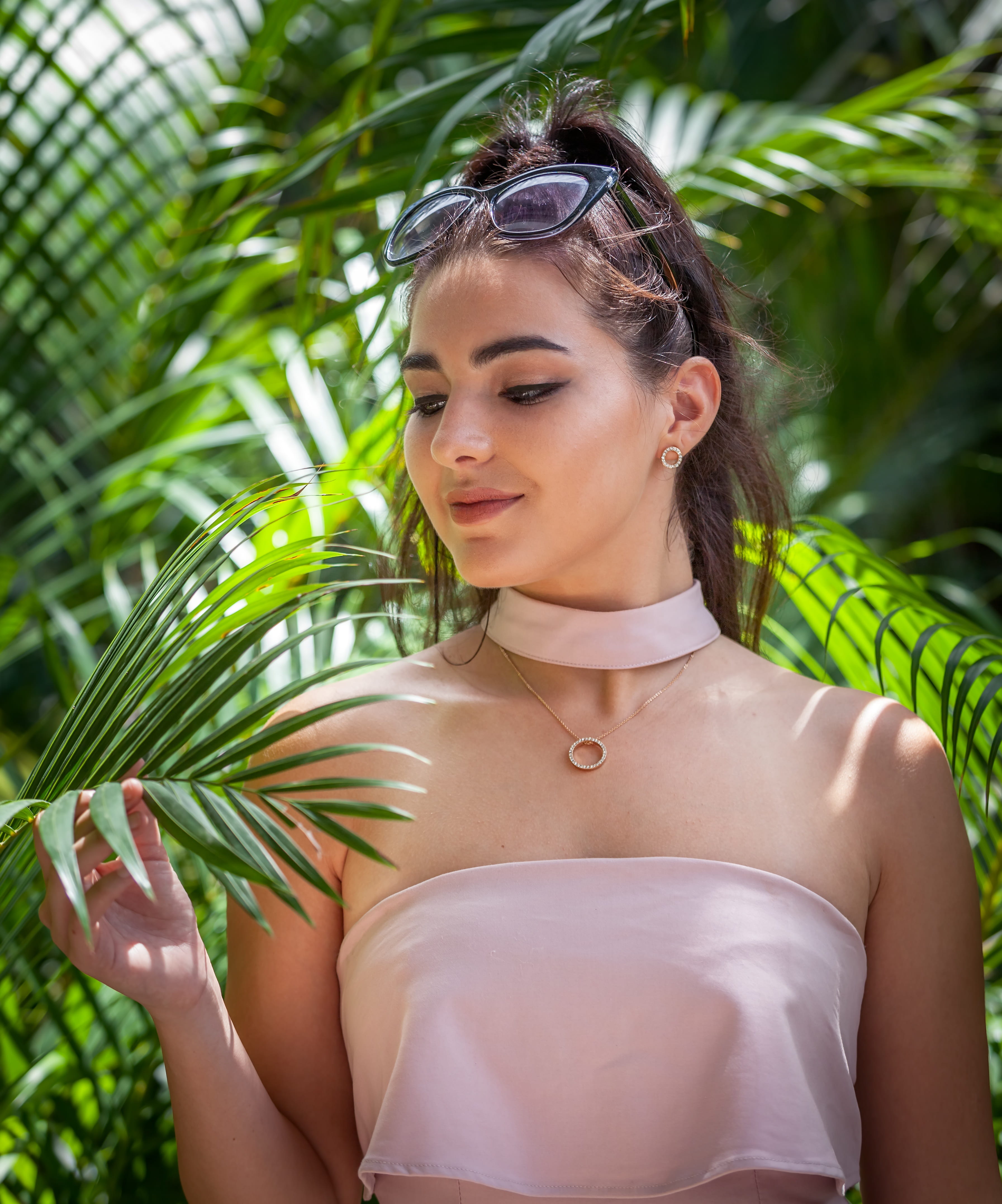 hairstyle, front view, real people, leaves, queensland, women, young adult, portrait, outdoors, fashion model, beautiful woman, 4K, day, palm, beauty, Phone HD Wallpaper