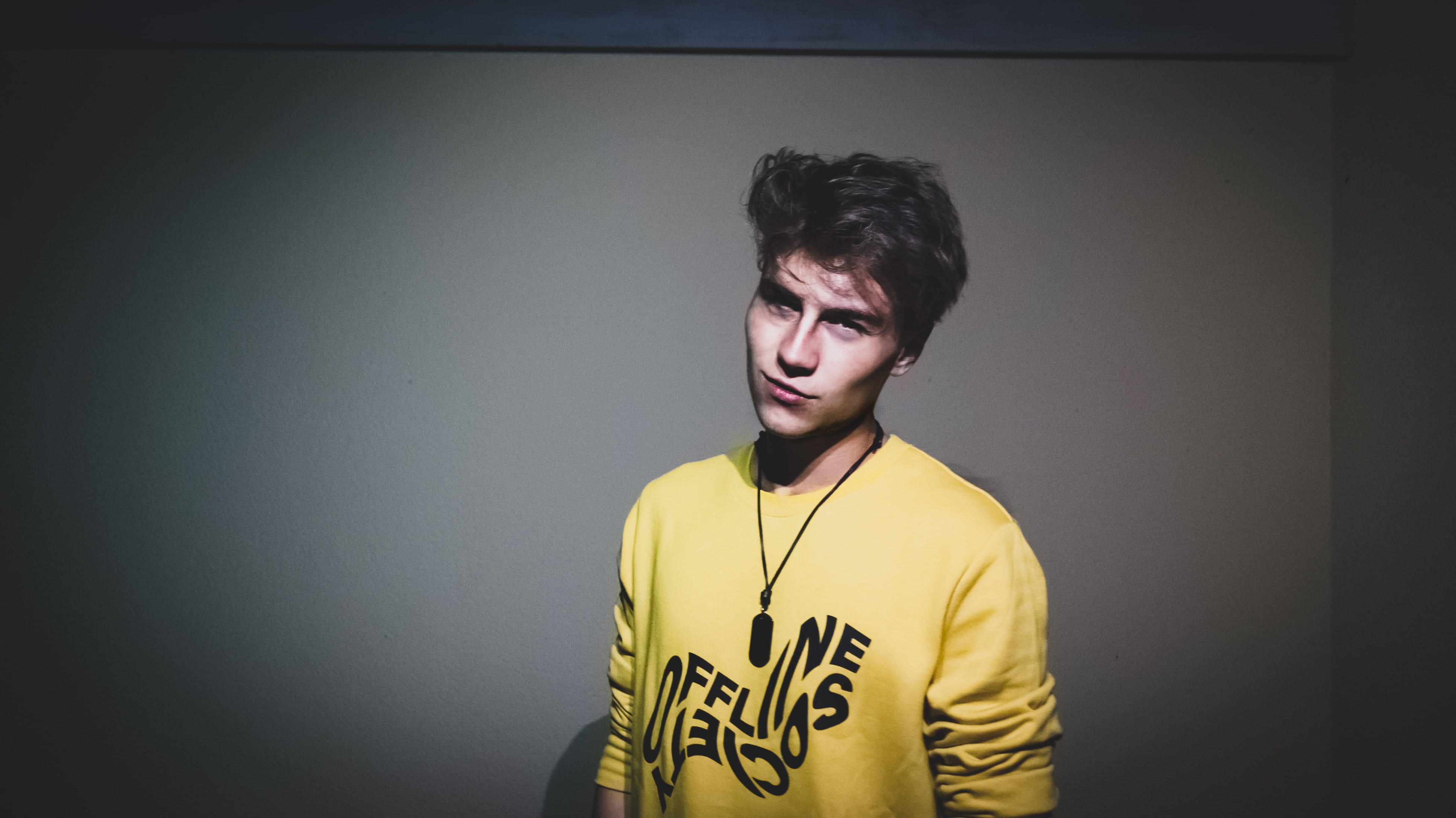 studio shot, photographer, men, young adult, blick, bed look, beschte, style, adult, standing, fashion, contemplation, dark, looking, cool attitude, t-shirt, HD Wallpaper