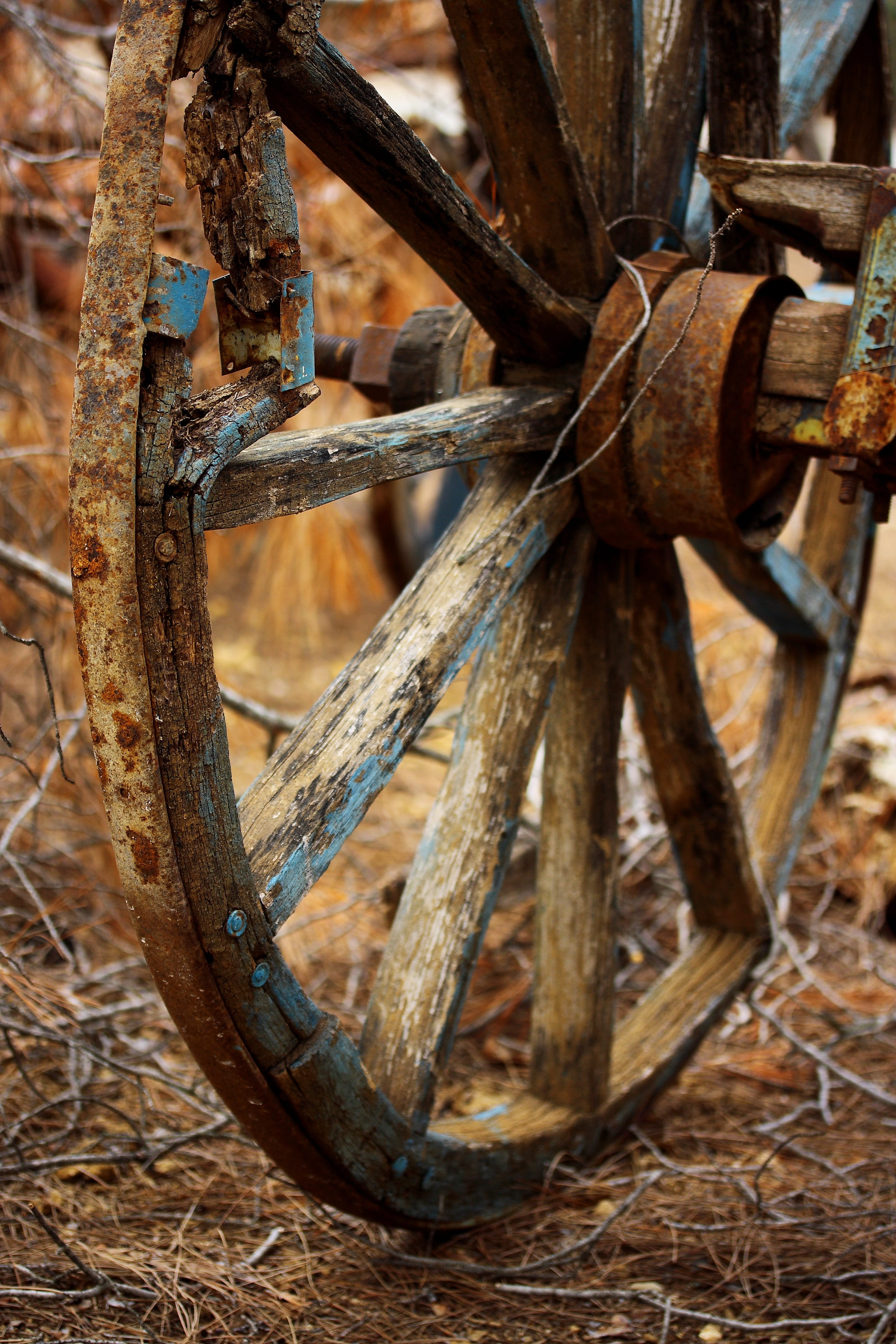 abandoned, wagon wheel, decline, day, background, focus on foreground, backgrounds, wood-fibre boards, round, Wood-Fibre, village, outdoors, macro, old-fashioned, Phone HD Wallpaper