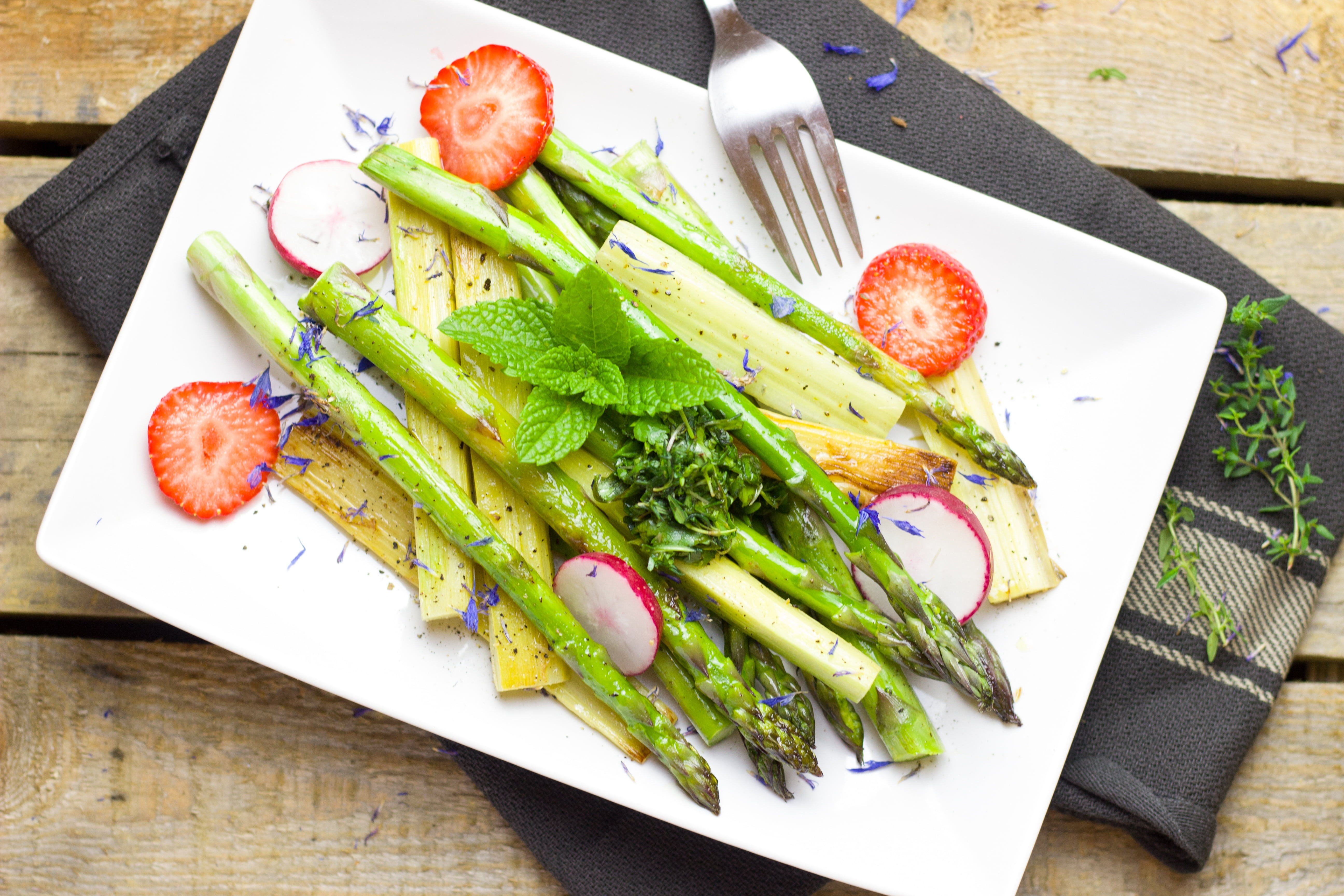 vegetable, vegetarian food, purify, eat, food and drink, kitchen, tasty, plate, 5K, ceramic, silver, no people, freshness, salad, tomato, food, court, HD Wallpaper