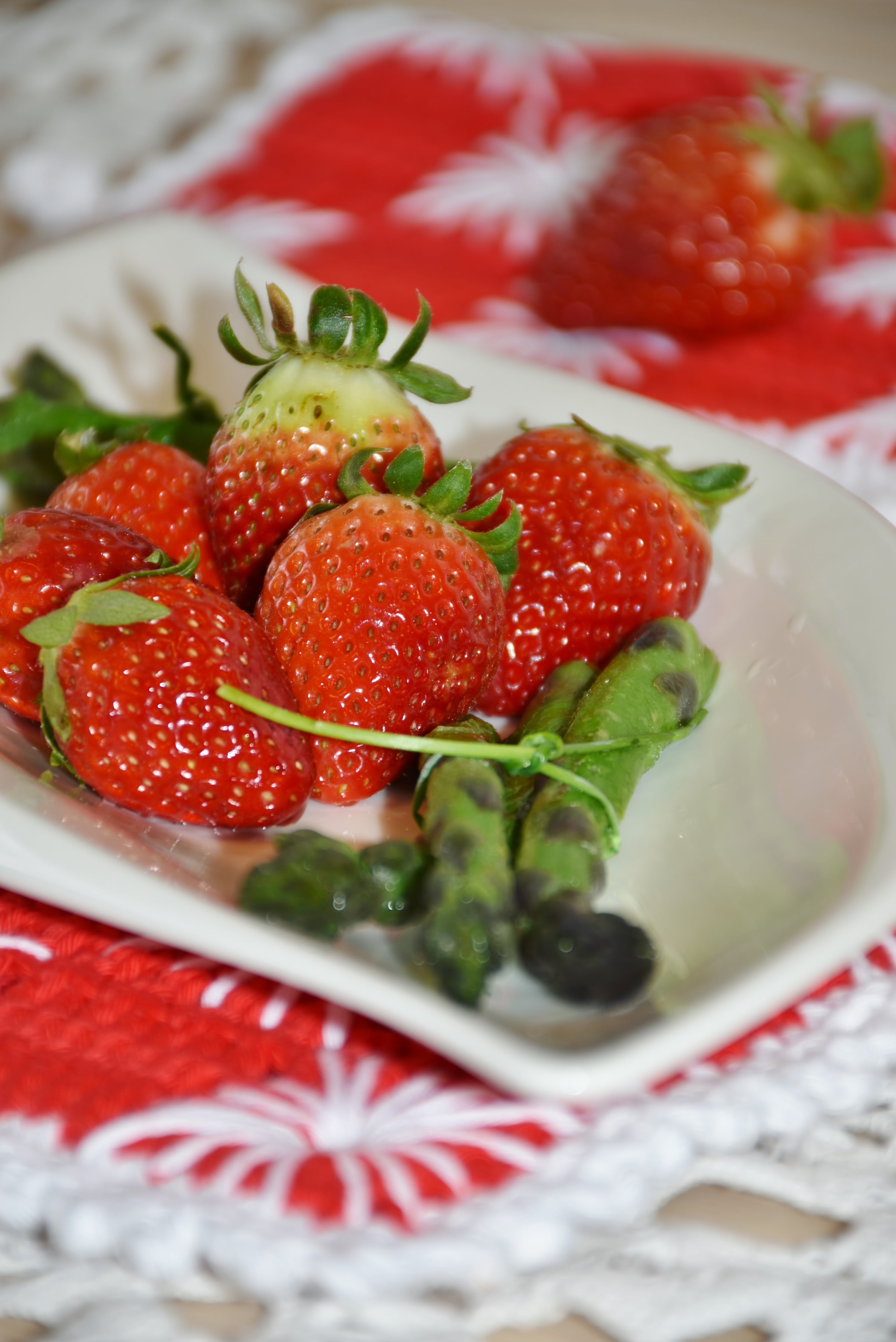 vitamins, green, sweet, gourmet, still life, temptation, strawberries, red, fruity, strawberry, asparagus, berry Fruit, ready-to-eat, low carb, vegan, herb, Phone HD Wallpaper