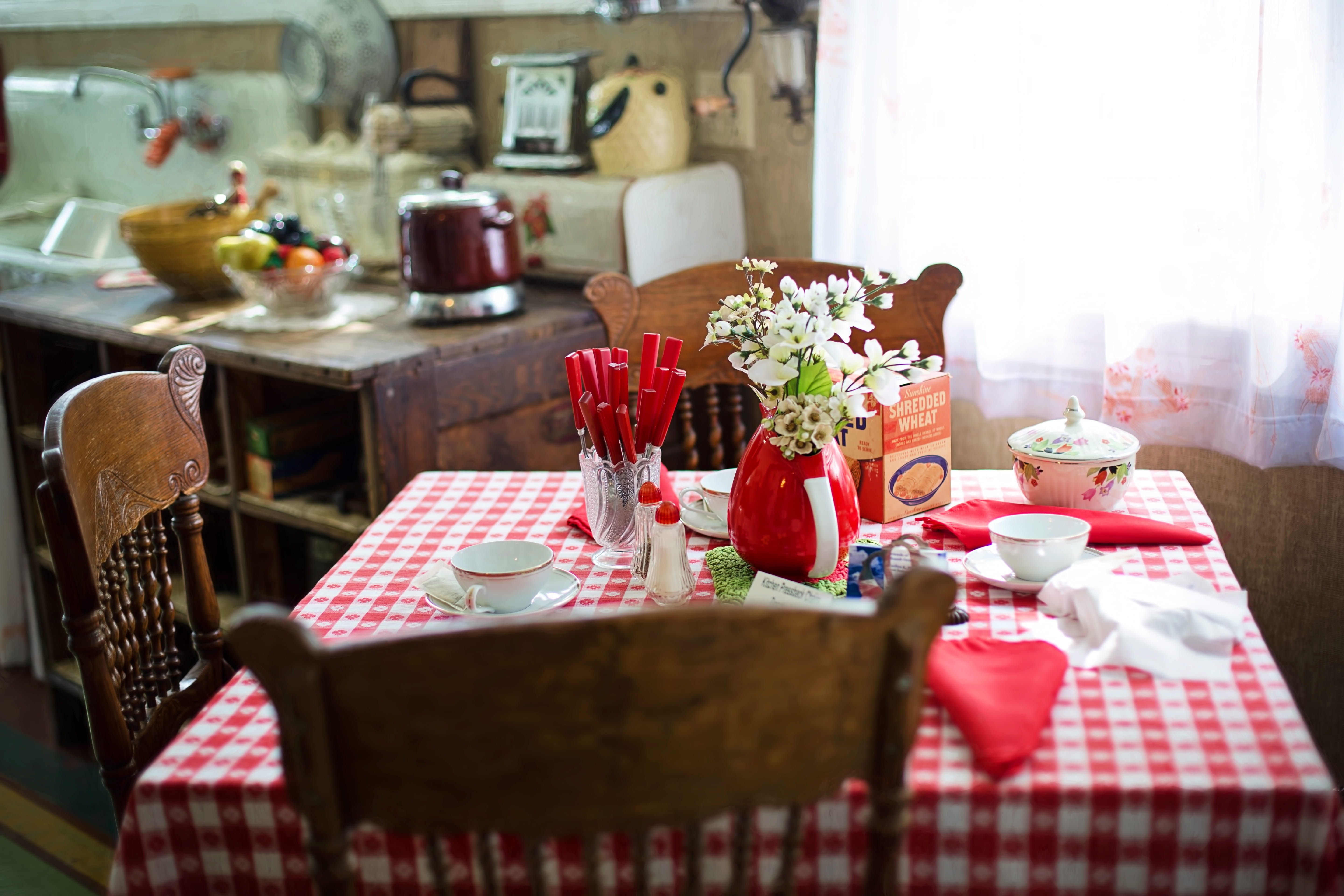 red, meal, seat, breakfast, drinking glass, chair, morning, absence, domestic life, selective focus, crockery, dining table, no people, kitchen scene, flowering plant, HD Wallpaper