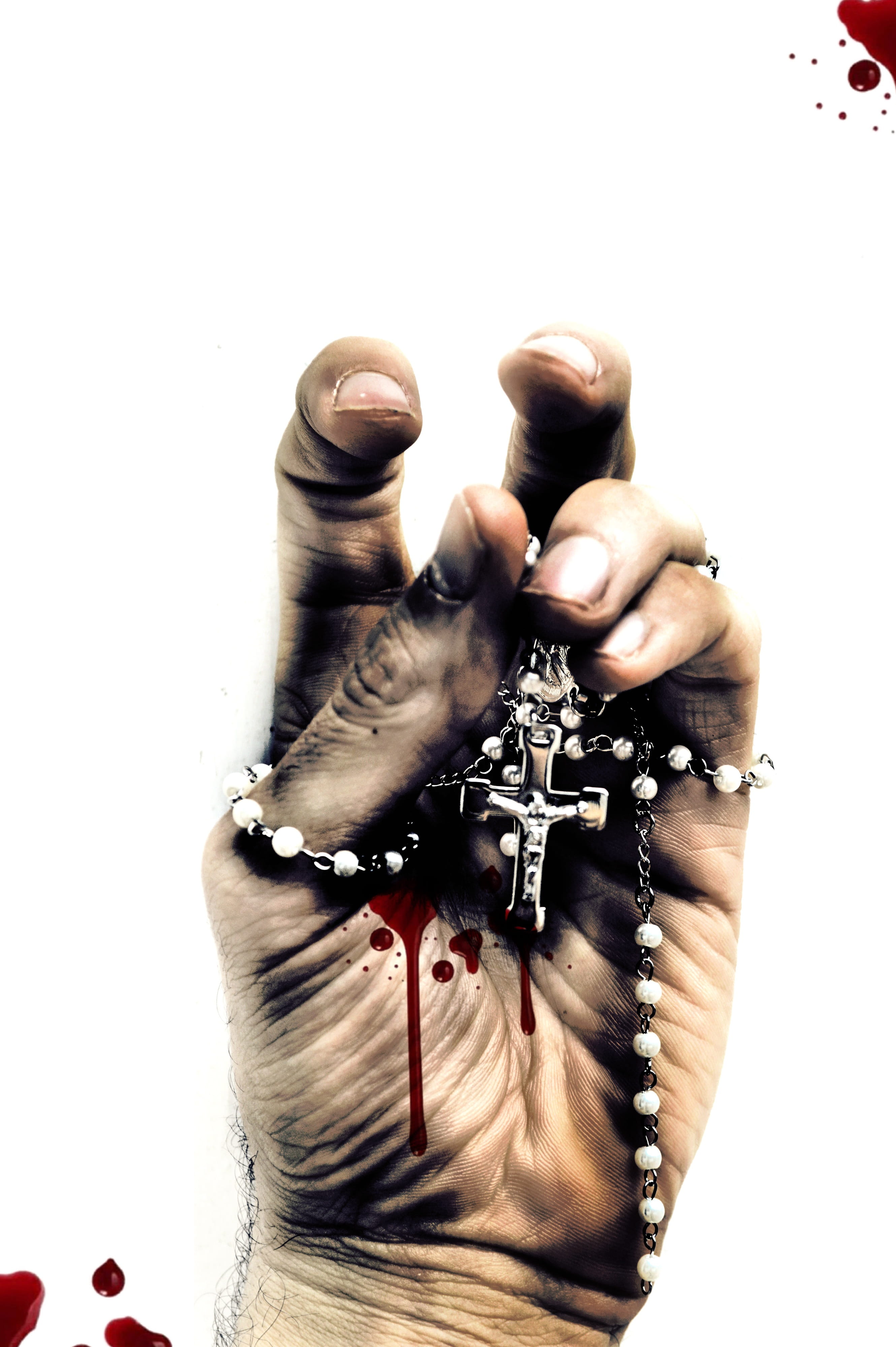 real people, aggression, human body part, close-up, sin, body part, fear, rosario, jewelry, blood, one person, human face, human hand, holding, indoors, Phone HD Wallpaper