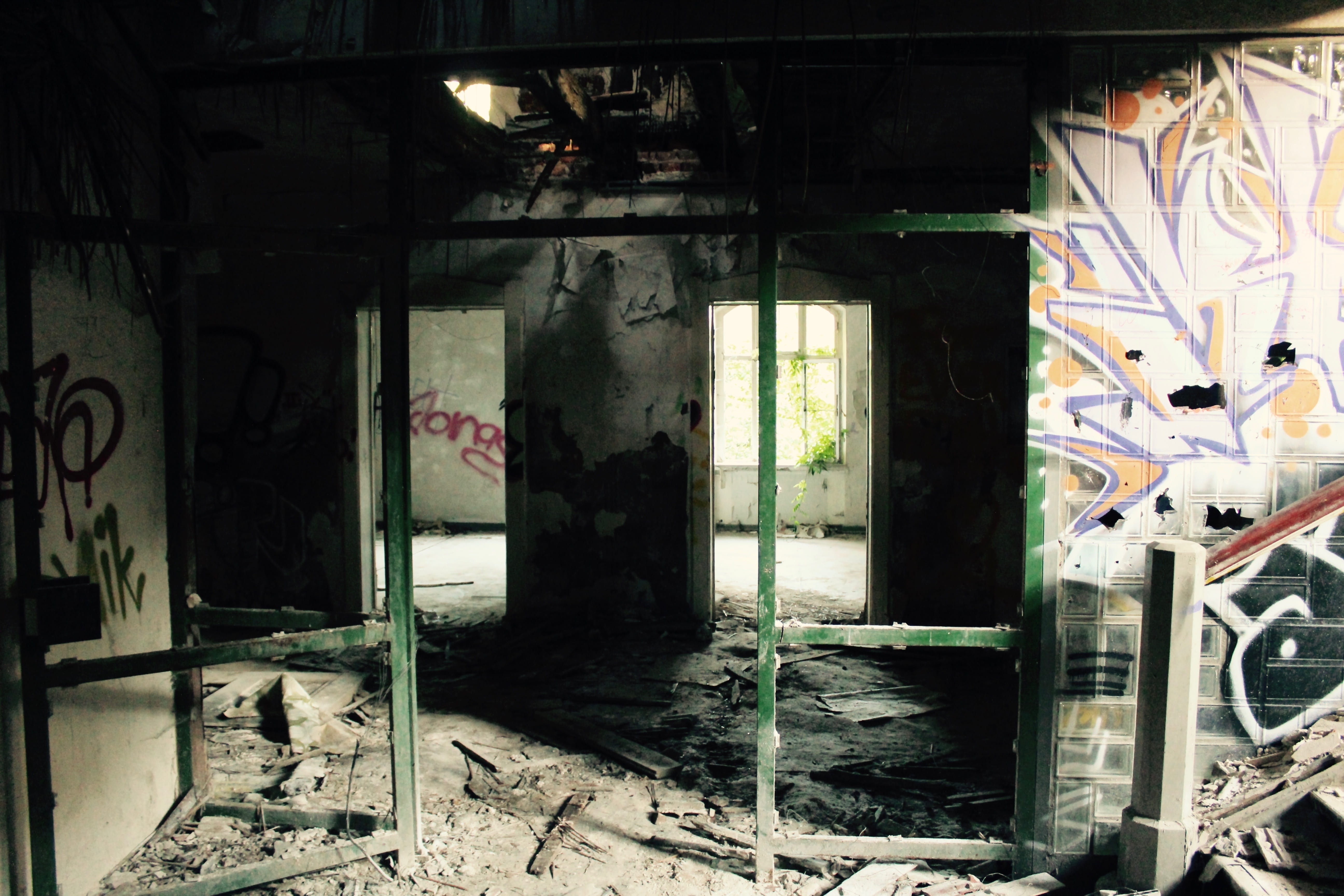 indoors, lonely, dirty, gloomy, Truss, abandoned, forget, 5K, psychiatry, old house, damaged, break up, broken, dirt, historic home, decline, built structure, HD Wallpaper