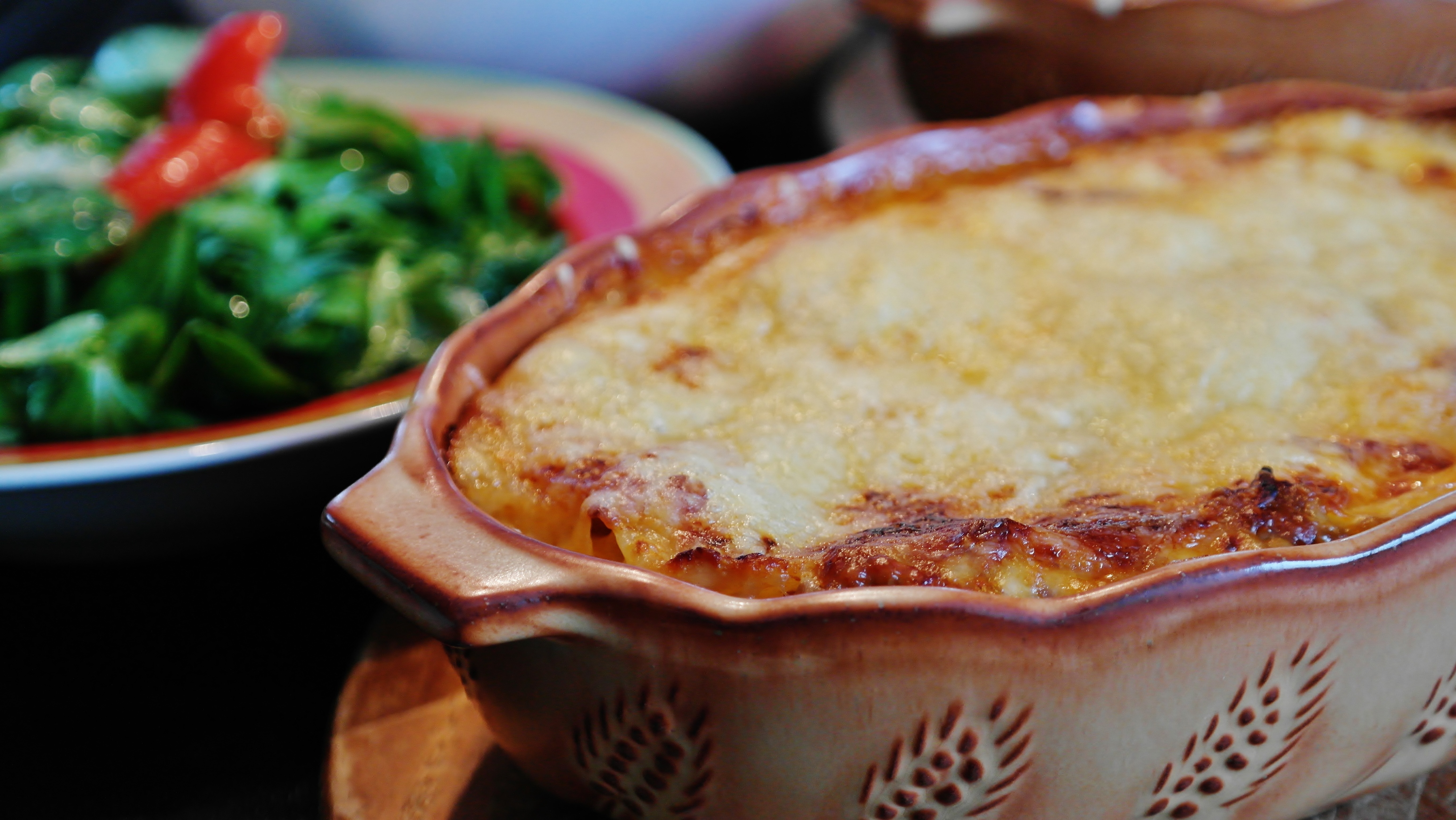 court, savory pie, meal, eat, healthy eating, indoors, scalloped, sweet food, lunch, vegetable, close-up, gourmet, selective focus, food, table, lasagna, HD Wallpaper