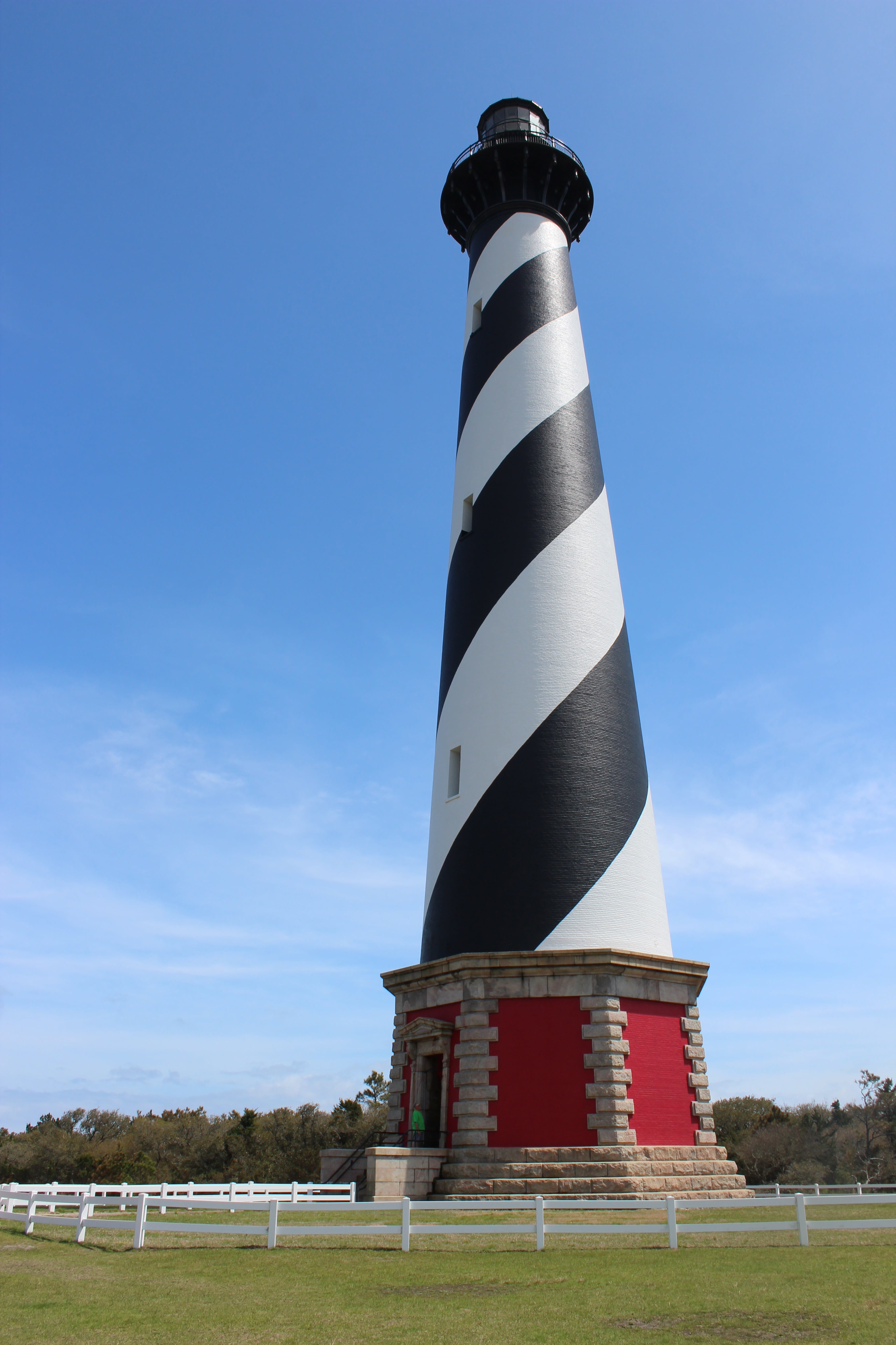 built structure, banks, plant, guidance, building exterior, hatteras, day, nature, lighthouse, outdoors, low angle view, tower, direction, landmark, no people, Phone HD Wallpaper