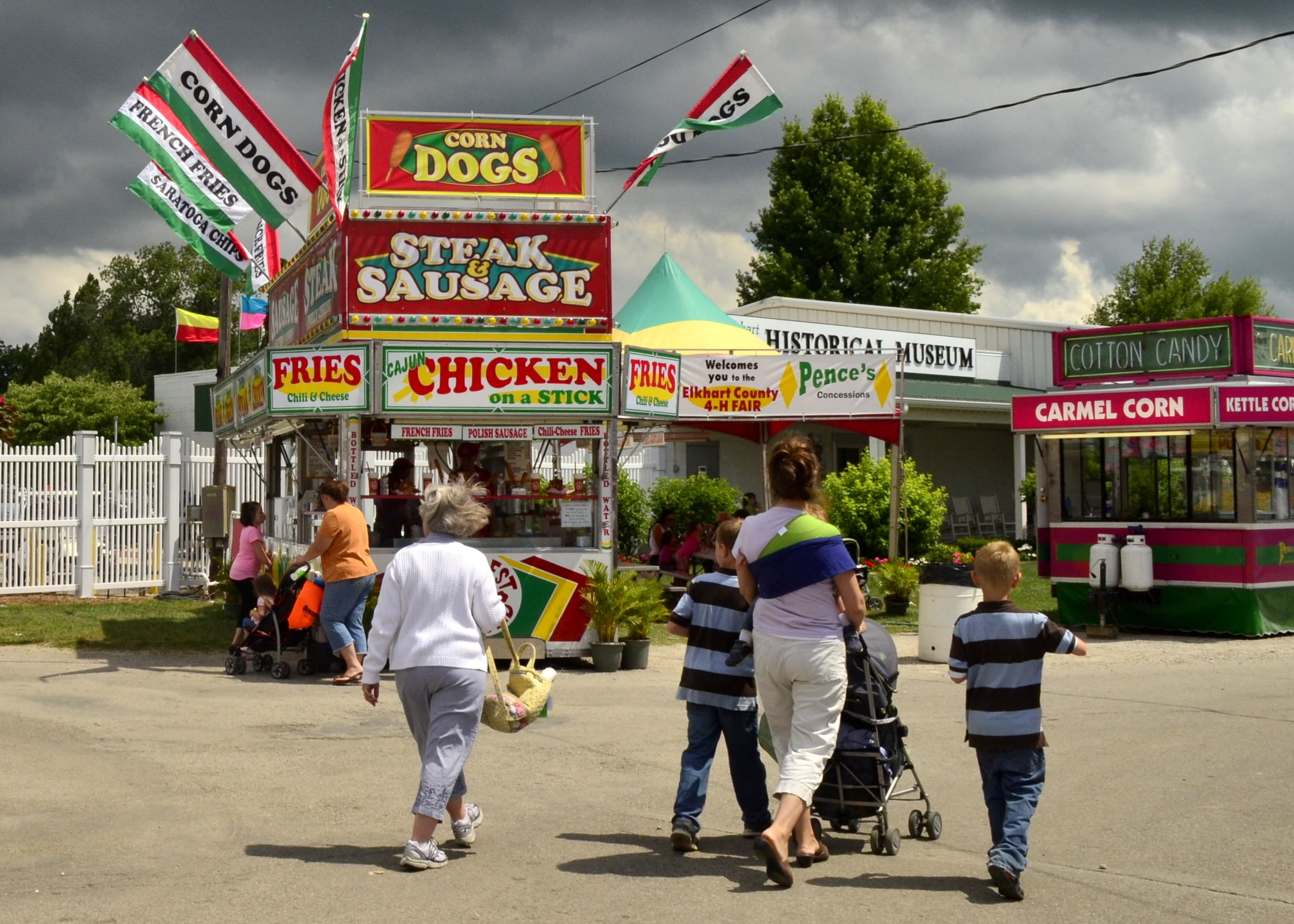 vacation, street, fair, americana, building exterior, 4-h, 2K, script, women, western script, state, country, city, family, county, carnival, travel, event, HD Wallpaper