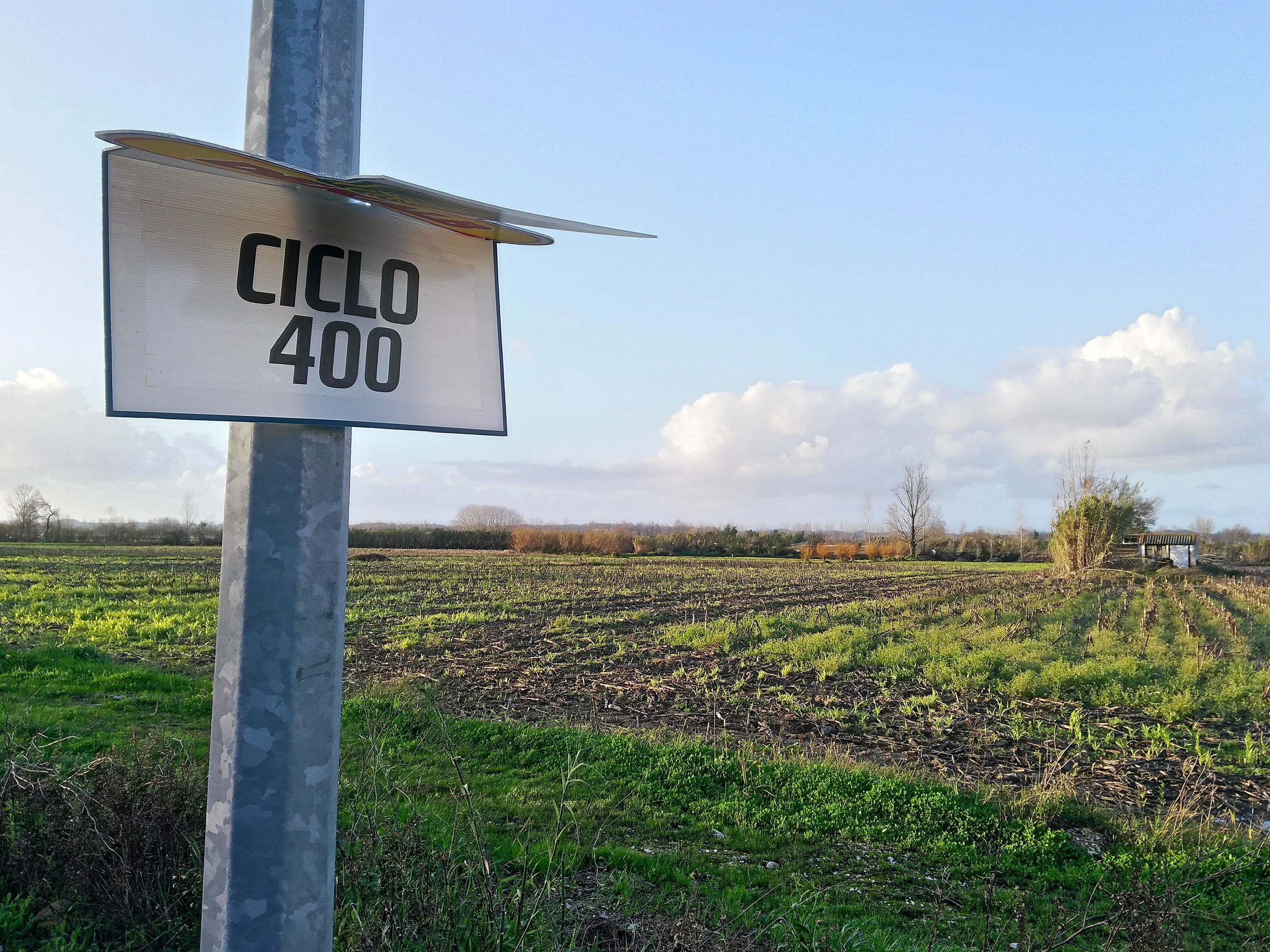 rural scene, no people, campo, road sign, tabuleta, sign, outdoors, countryside, plano de fuga, information sign, sky, plant, text, communication, day, HD Wallpaper