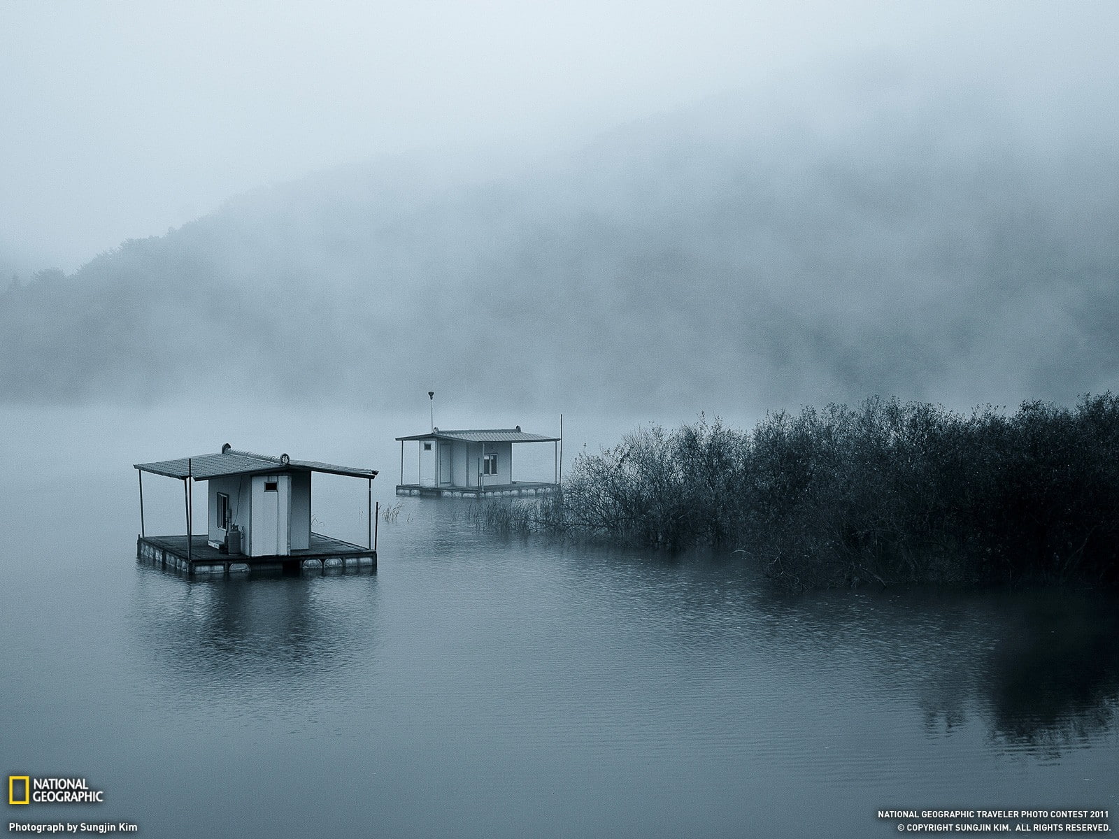 fog, body, nature, gray, lake, shack, 720P, hd, water, floating, shed, bw, mist, HD Wallpaper