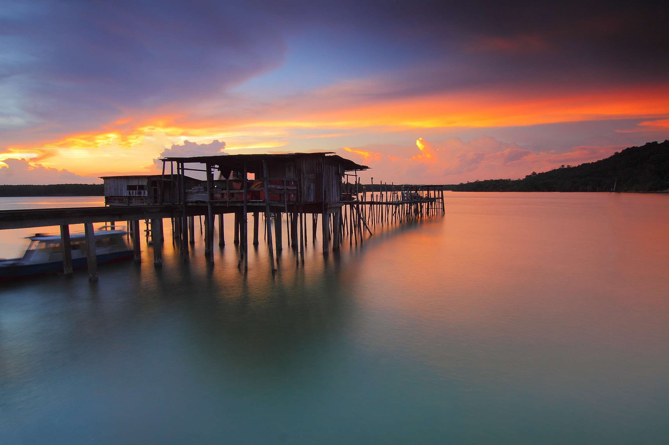 lake, seascape, 1080P, nature, tranquil scene, seashore, tranquility, shed, travel, architecture, calm waters, blur, built structure, bridge, evening, HD Wallpaper