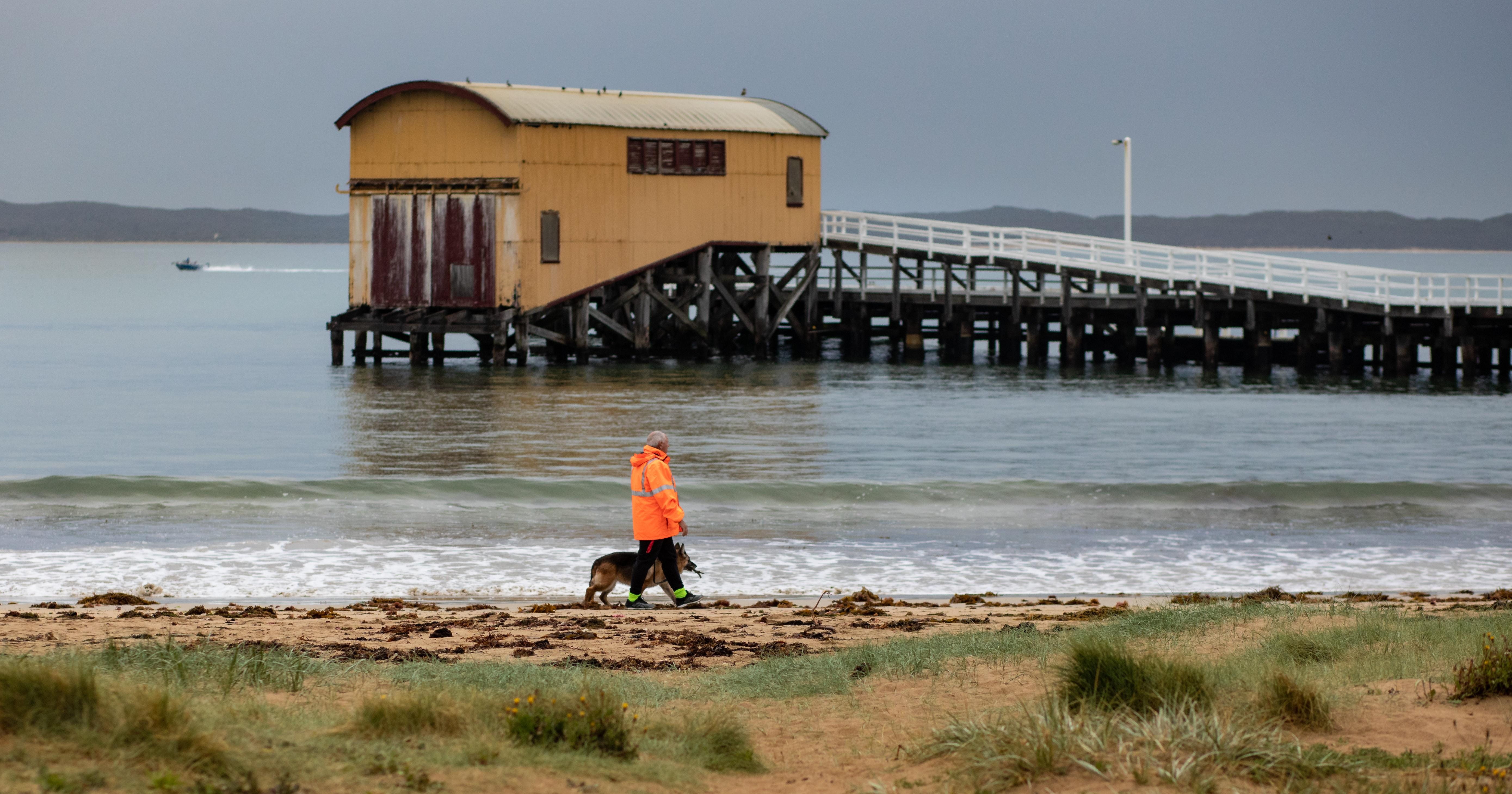 relax, outdoors, seascape, day, coastline, queenscliff, boat shed, built structure, men, seaside, nature, people, 5K, seashore, pier, beach, panoramic, HD Wallpaper