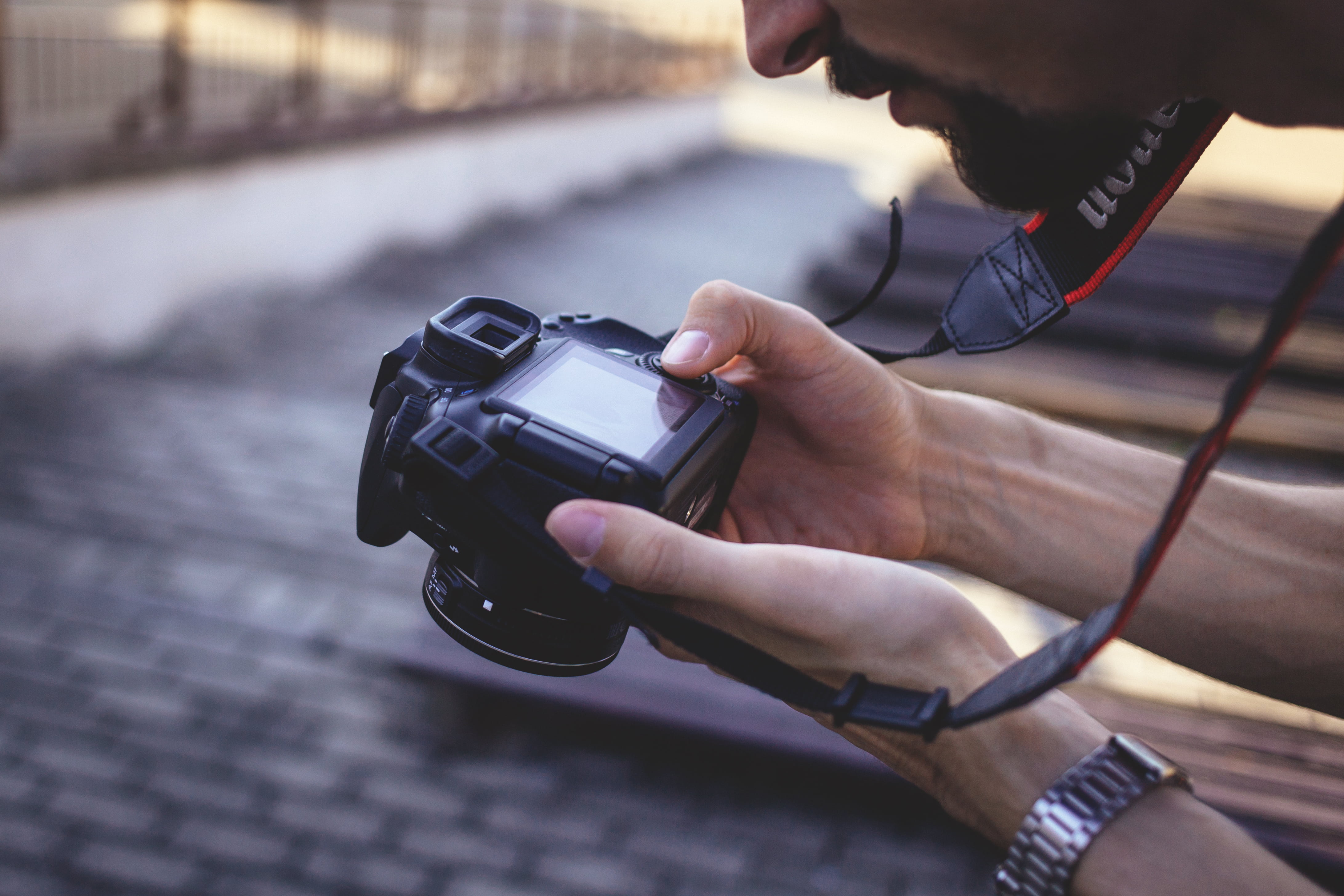 city, transportation, day, real people, camera - photographic equipment, man, capture, technology, camera, occupation, street, holding, hand, activity, HD Wallpaper