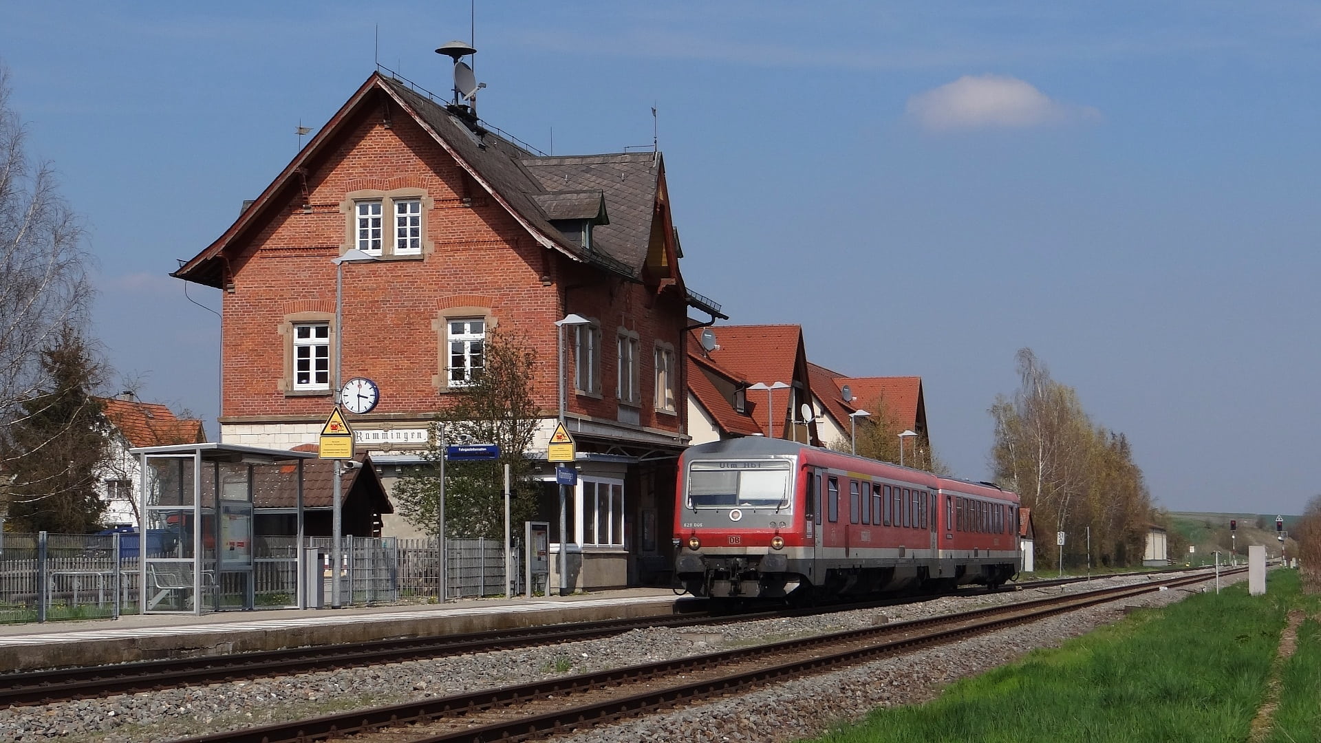 rammingen, train, sky, railroad track, outdoors, railway, railway station, house, kbs 757, rail transportation, public transportation, residential district, HD Wallpaper