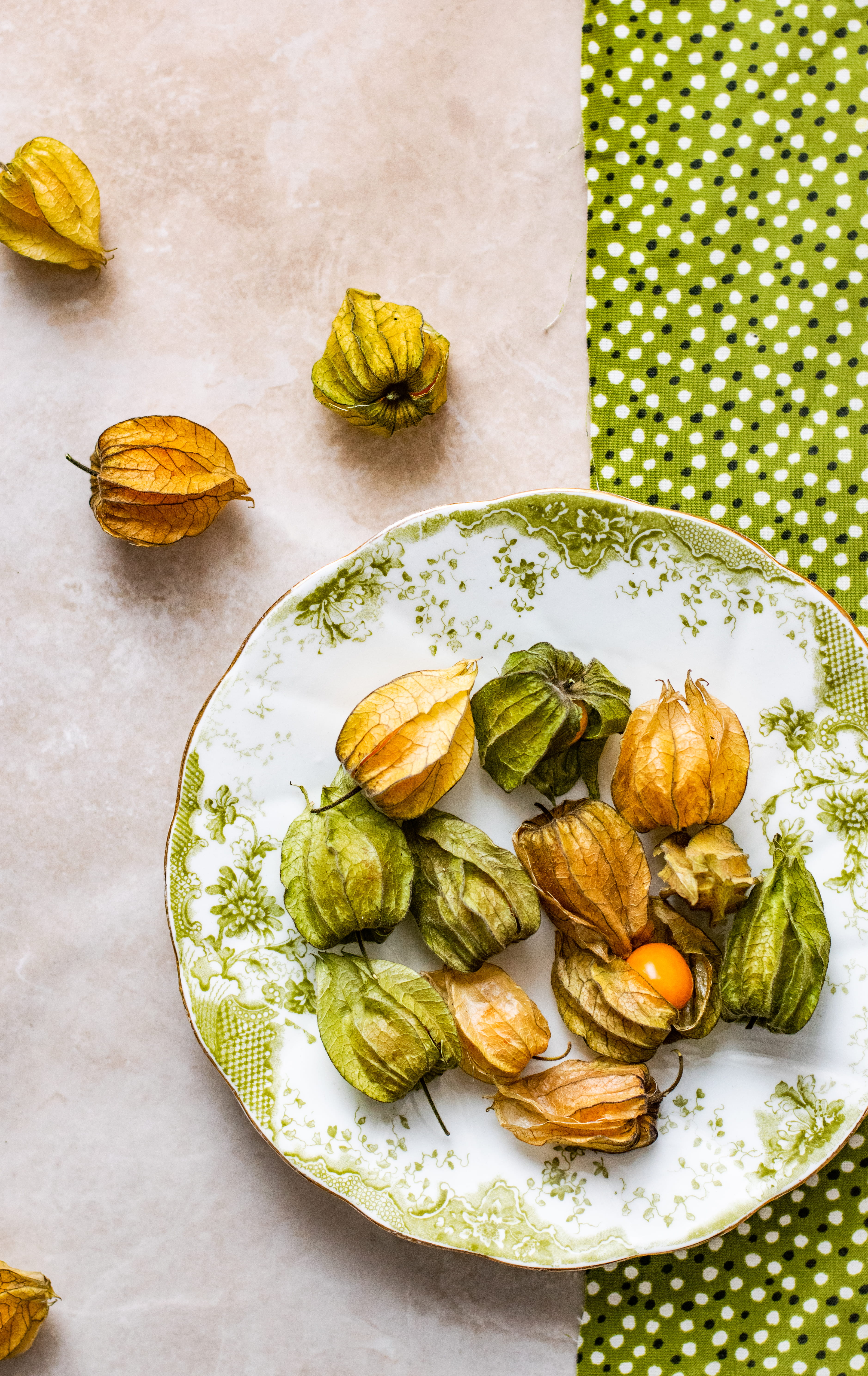 yellow, serving size, directly above, wreath, burger, close-up, sweet, high angle view, healthy eating, plate, still life, vegetable, indulgence, fall color, Phone HD Wallpaper
