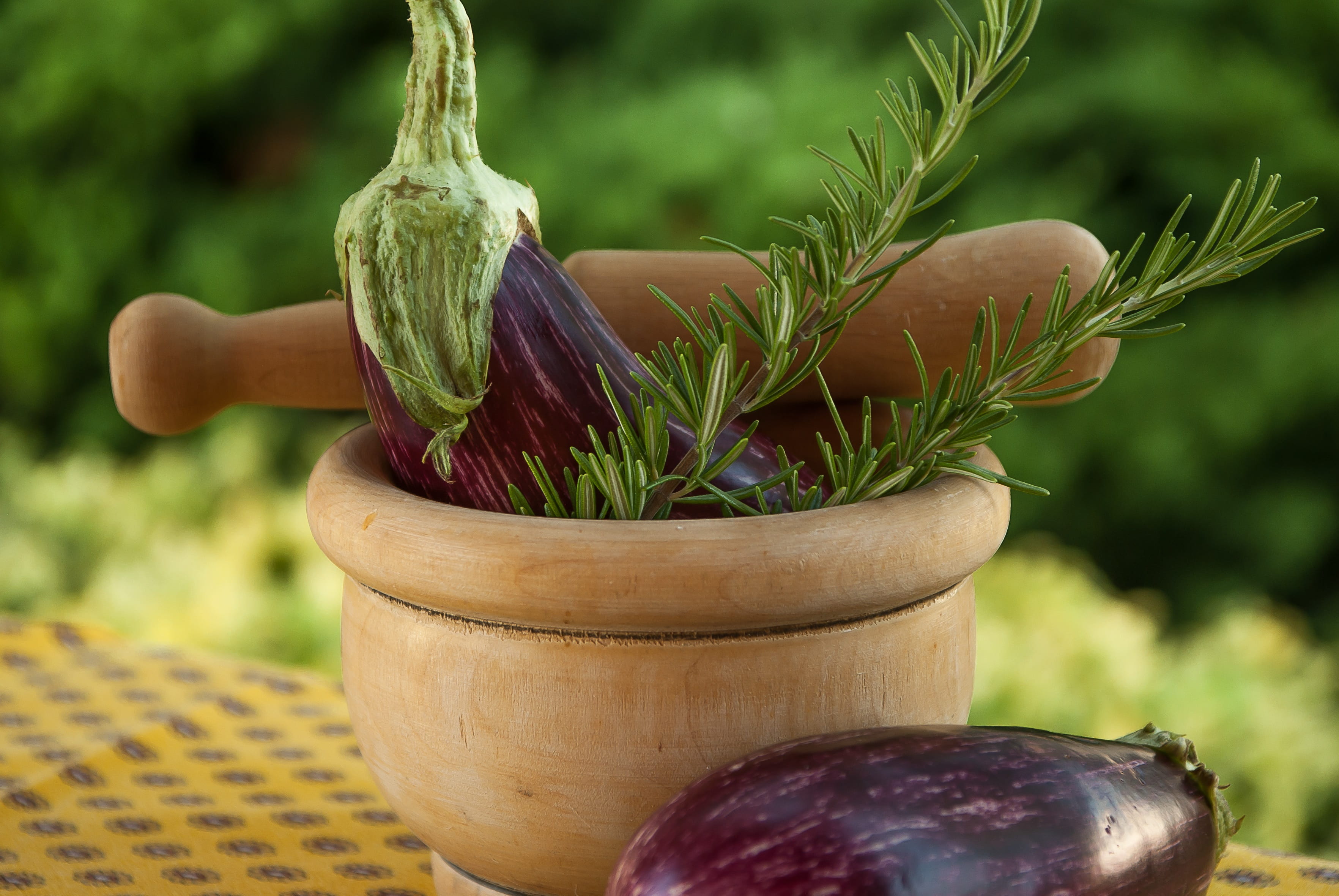growth, nature, fruit, freshness, 2K, wood - material, outdoors, mortar, container, food, day, basket, front or back yard, focus on foreground, food and drink, HD Wallpaper