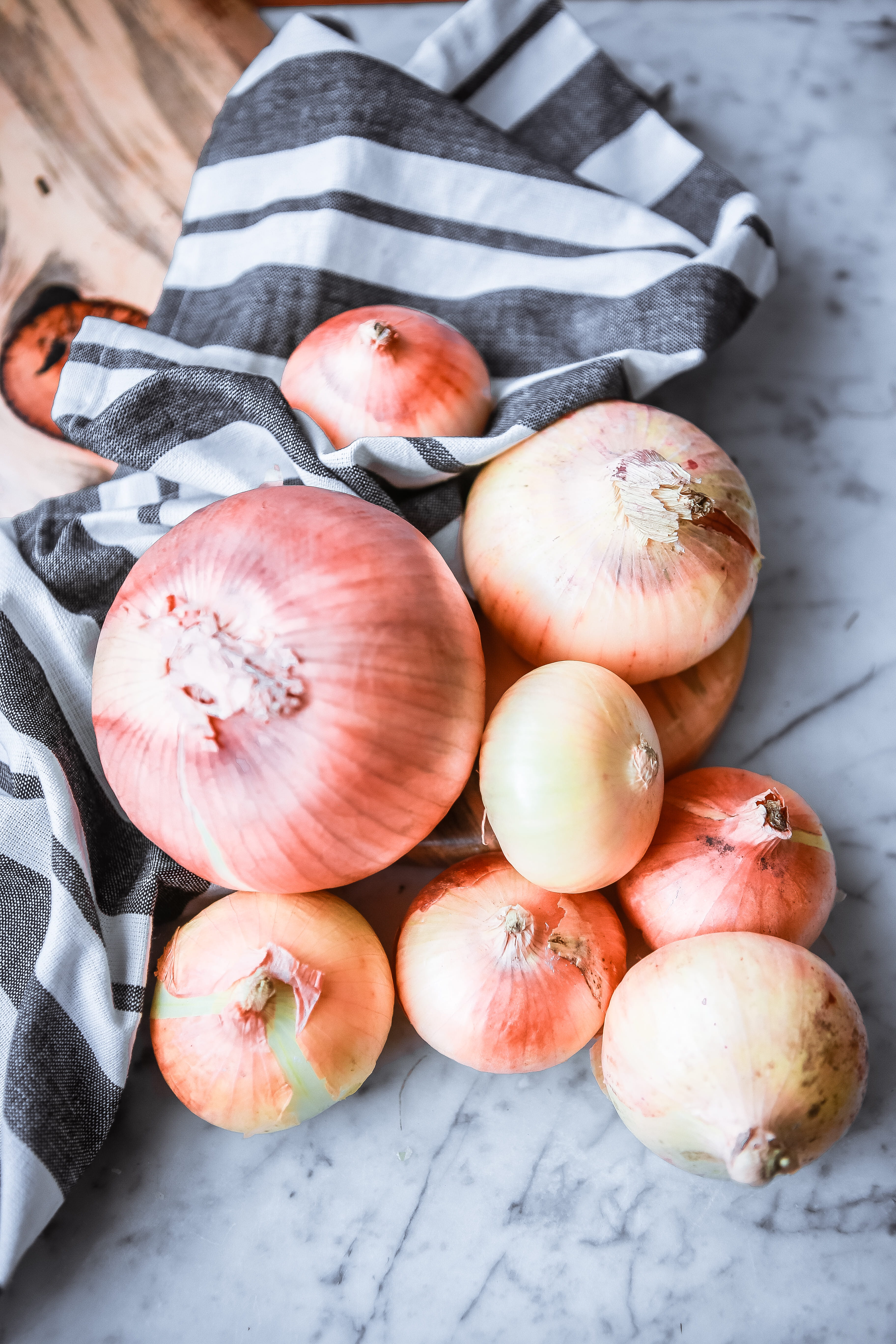 peach, food, person, cat, table, mammal, directly above, healthy eating, apple, egg, bowl, wellbeing, food and drink, close-up, produce, pet, fruit, garlic, Phone HD Wallpaper