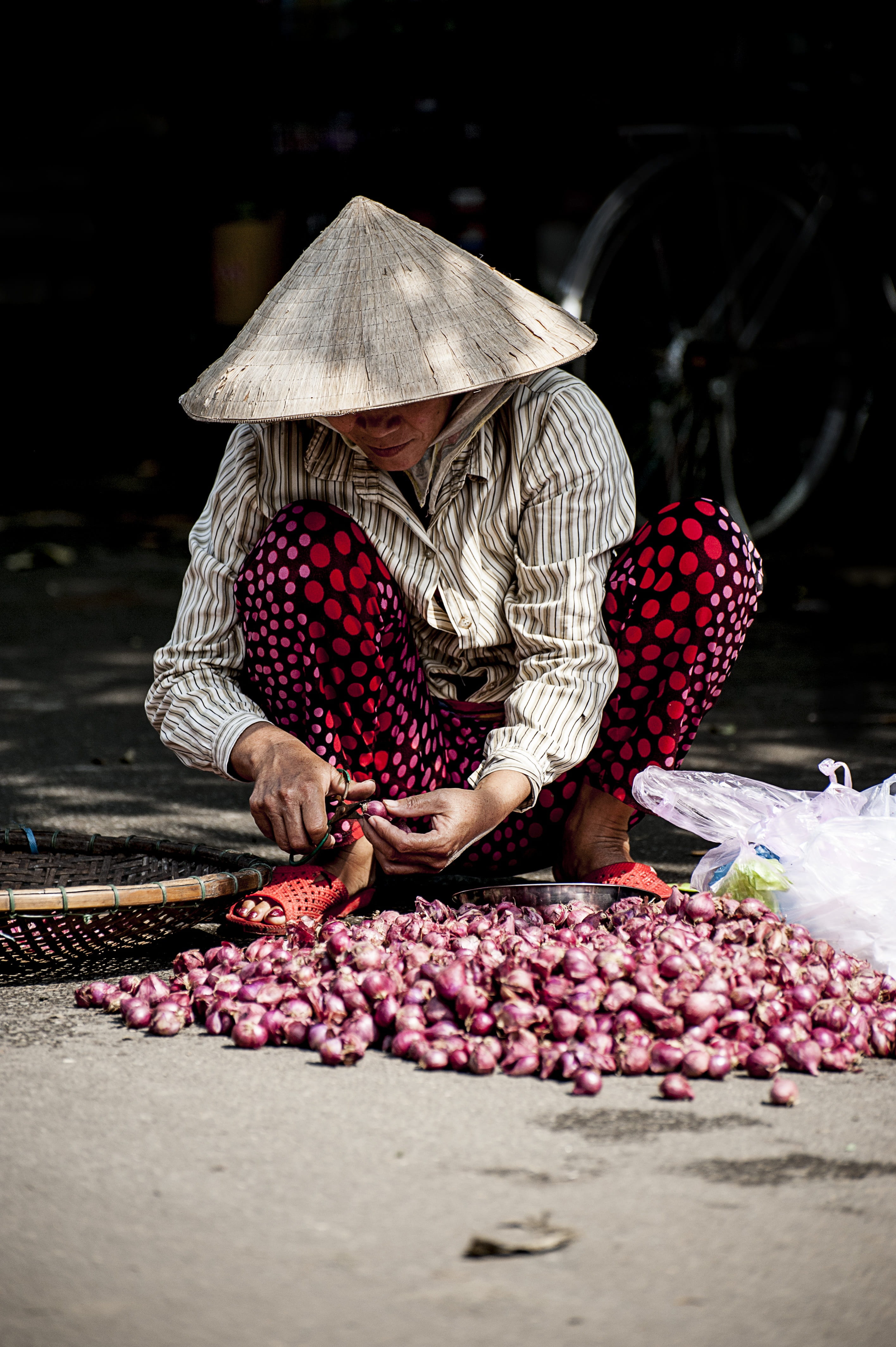 large group of objects, shallots, freshness, sakat hat, outdoors, sell, selling, Onions, day, occupation, Food, woman, real people, food and drink, food, Phone HD Wallpaper
