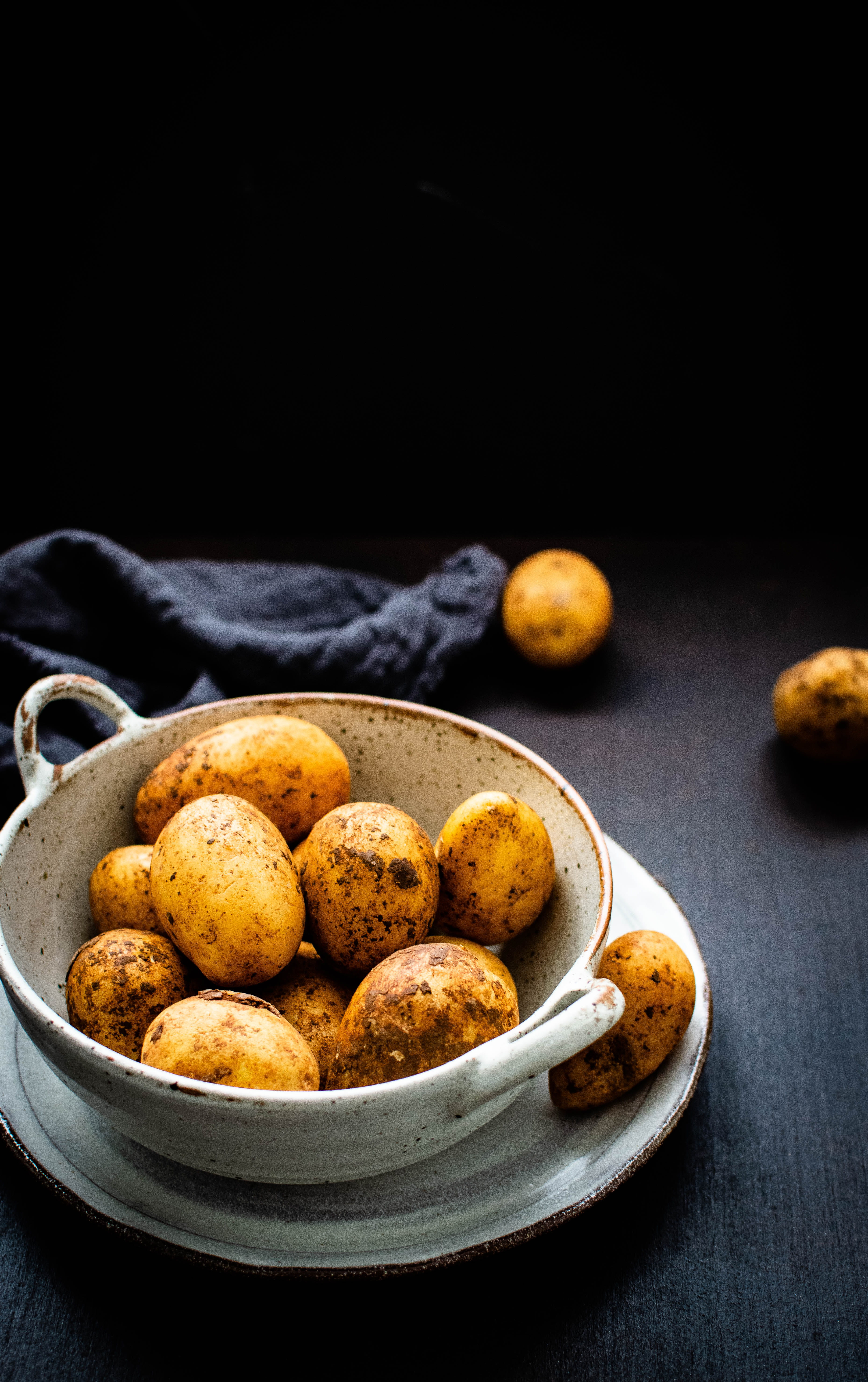 ready-to-eat, potato, freshness, copy space, potatoes, food, healthy eating, still life, studio shot, table, 5K, no people, black background, root vegetable, Phone HD Wallpaper