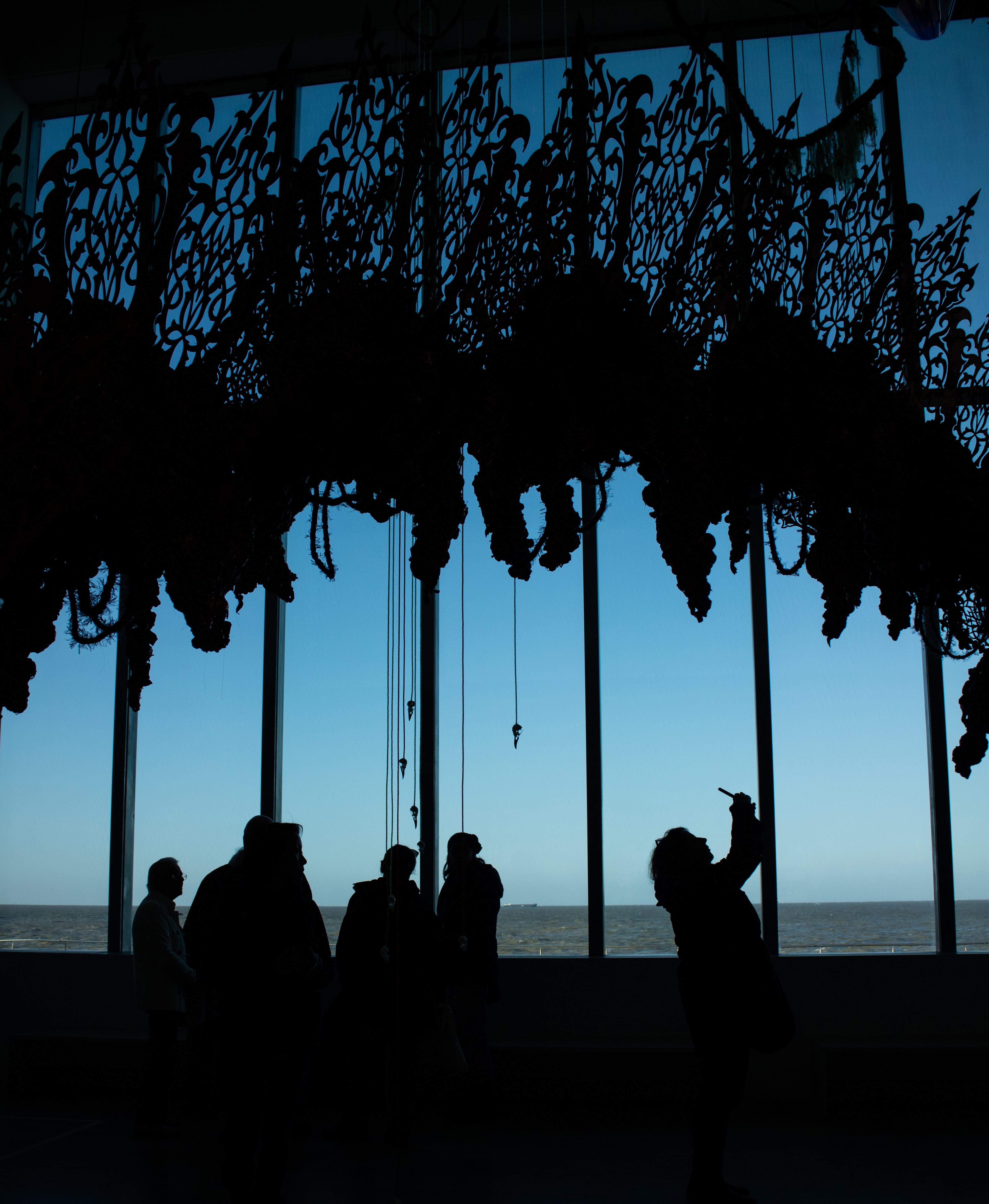 turner gallery, beach, leisure activity, togetherness, sitting, women, men, people, water, margate, 4K, nature, silhouette, sky, outdoors, tree, real people, Phone HD Wallpaper