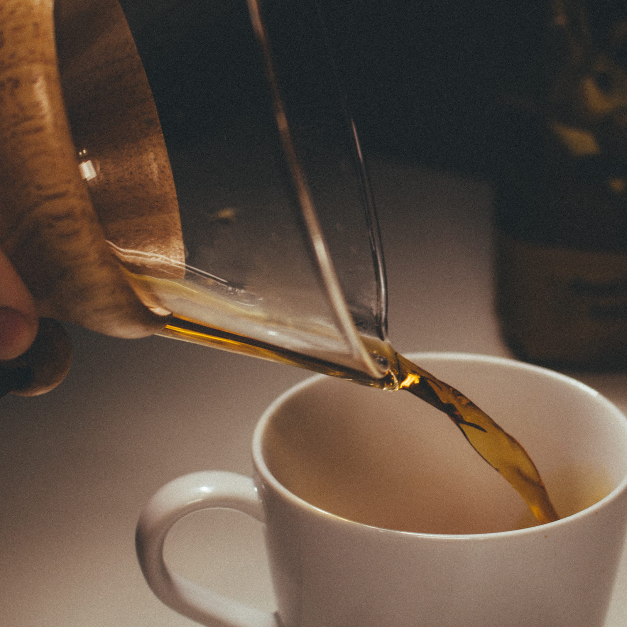 vintage, pour, cup, human hand, finger, chemex, united states, 1080P, hand, close-up, tea, drink, coffee, cup of joe, crockery, margate, coffee - drink, Phone HD Wallpaper